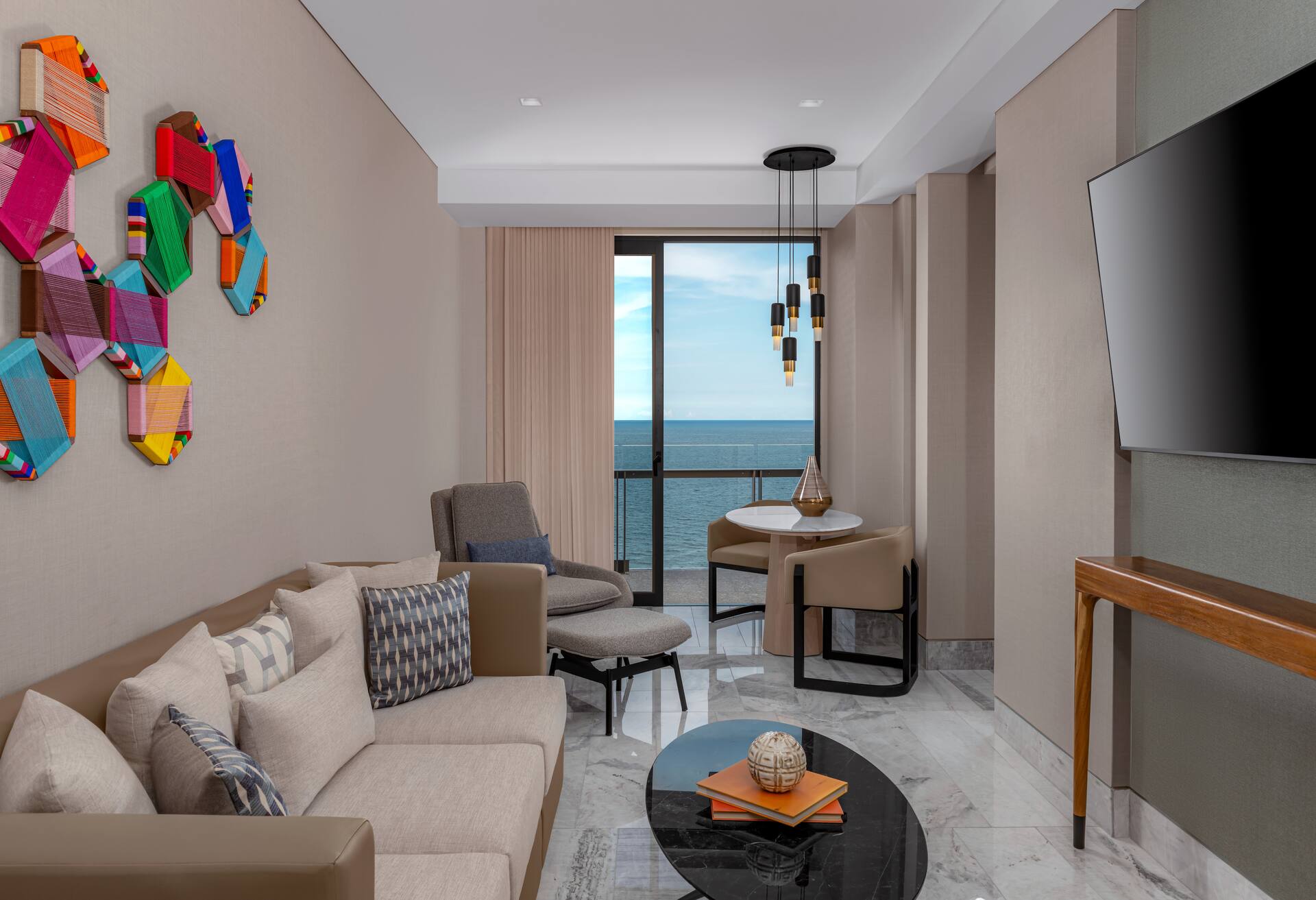 Family Connecting Suite 1 King / 2 Queens