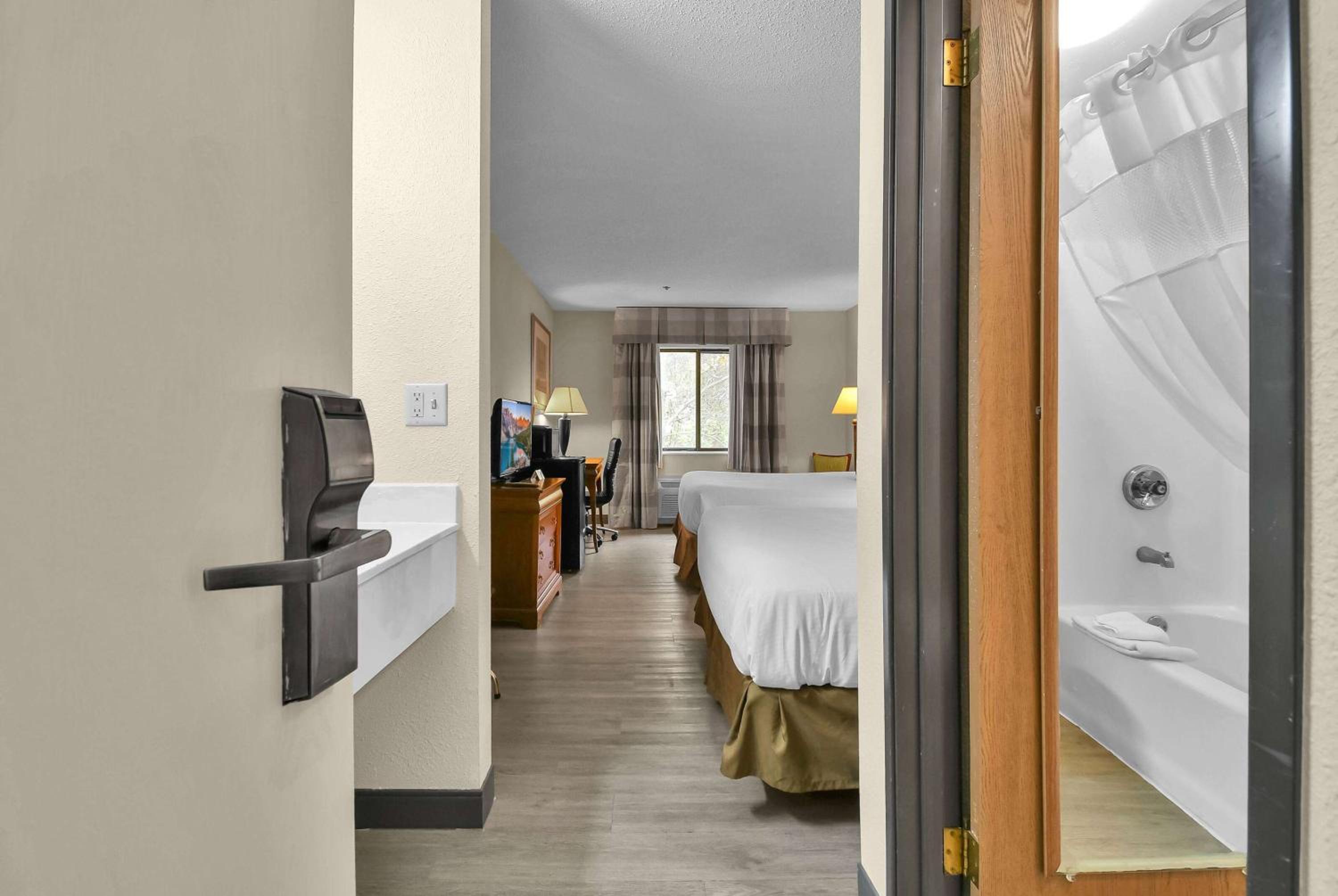 Queen Room with Two Queen Beds - Non-Smoking photo 1