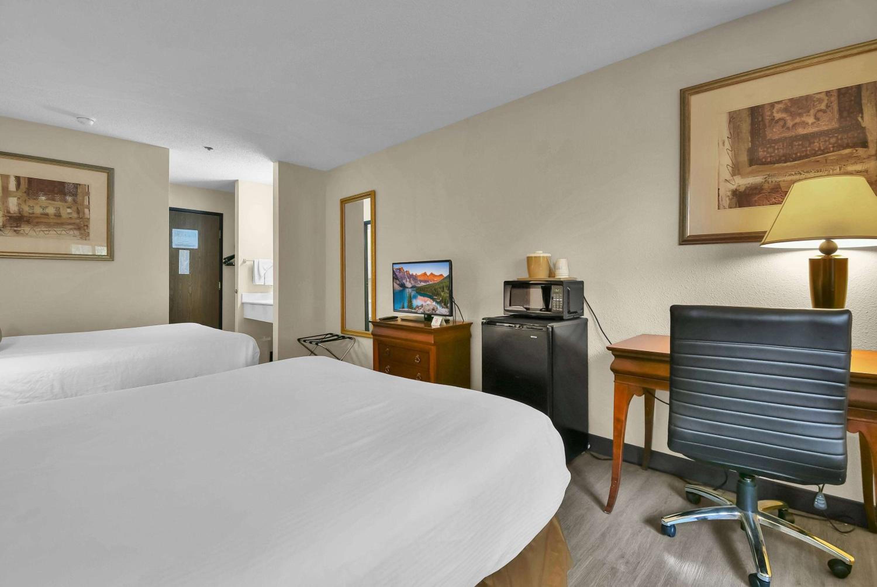 Queen Room with Two Queen Beds - Non-Smoking photo 2