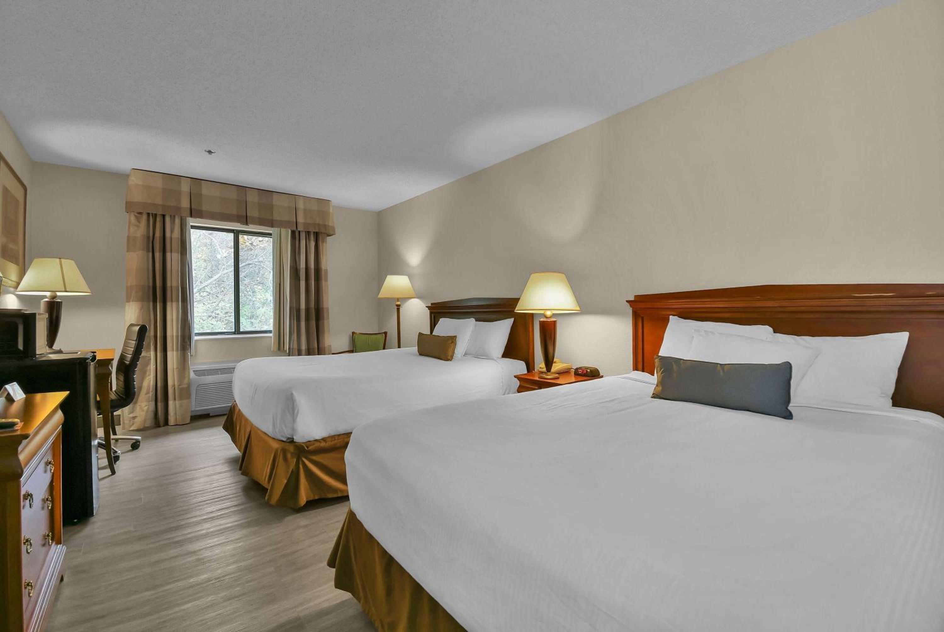 Queen Room with Two Queen Beds - Non-Smoking photo 3