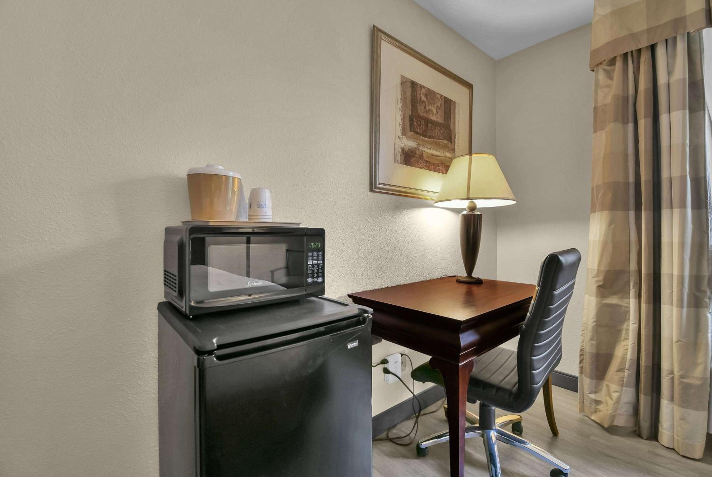 King Suite - Non Smoking photo 3
