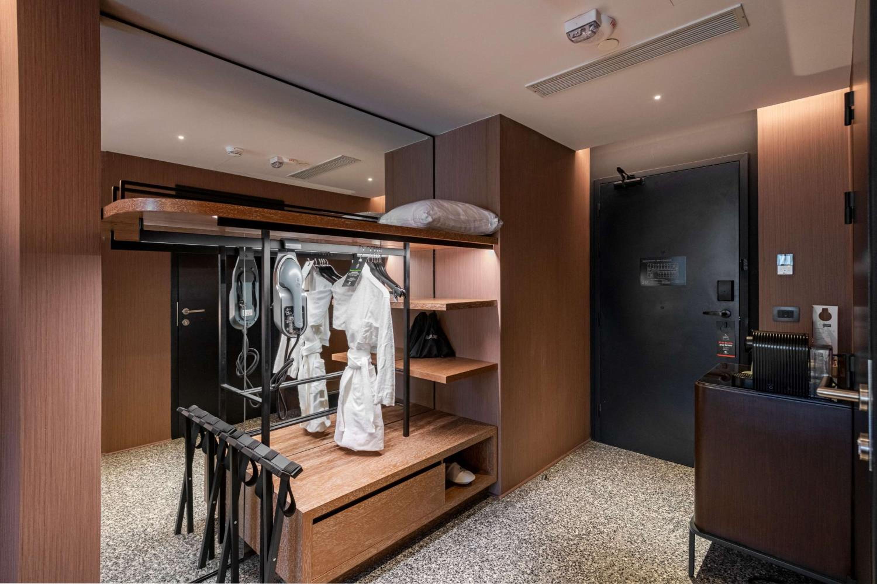 King Room with Roll-In Shower - Mobility/Hearing Accessible - Photo 2