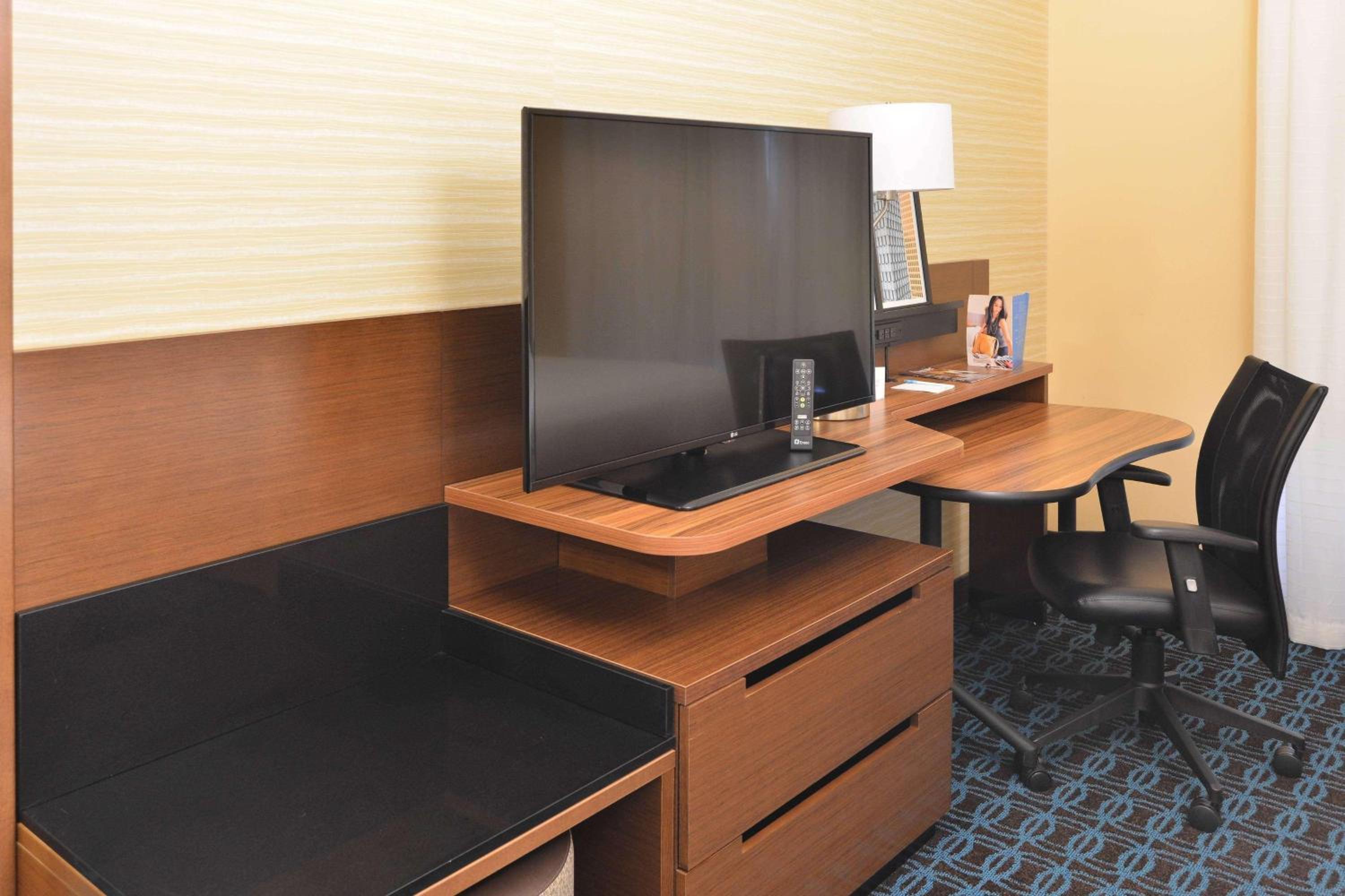 Two-Bedroom Suite - Hearing Accessible photo 3