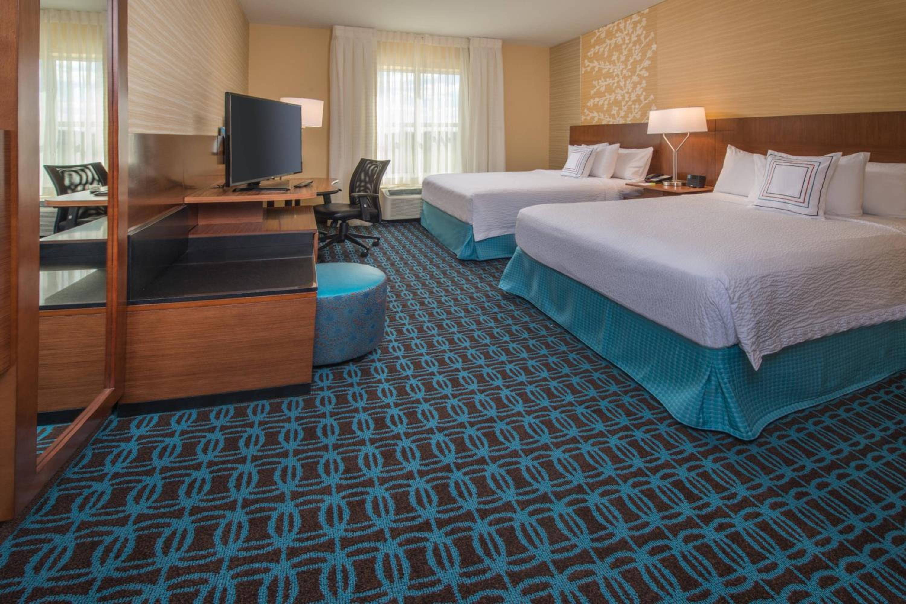 Queen Room with Two Queen Beds and Adapted Tub - Mobility Accessible