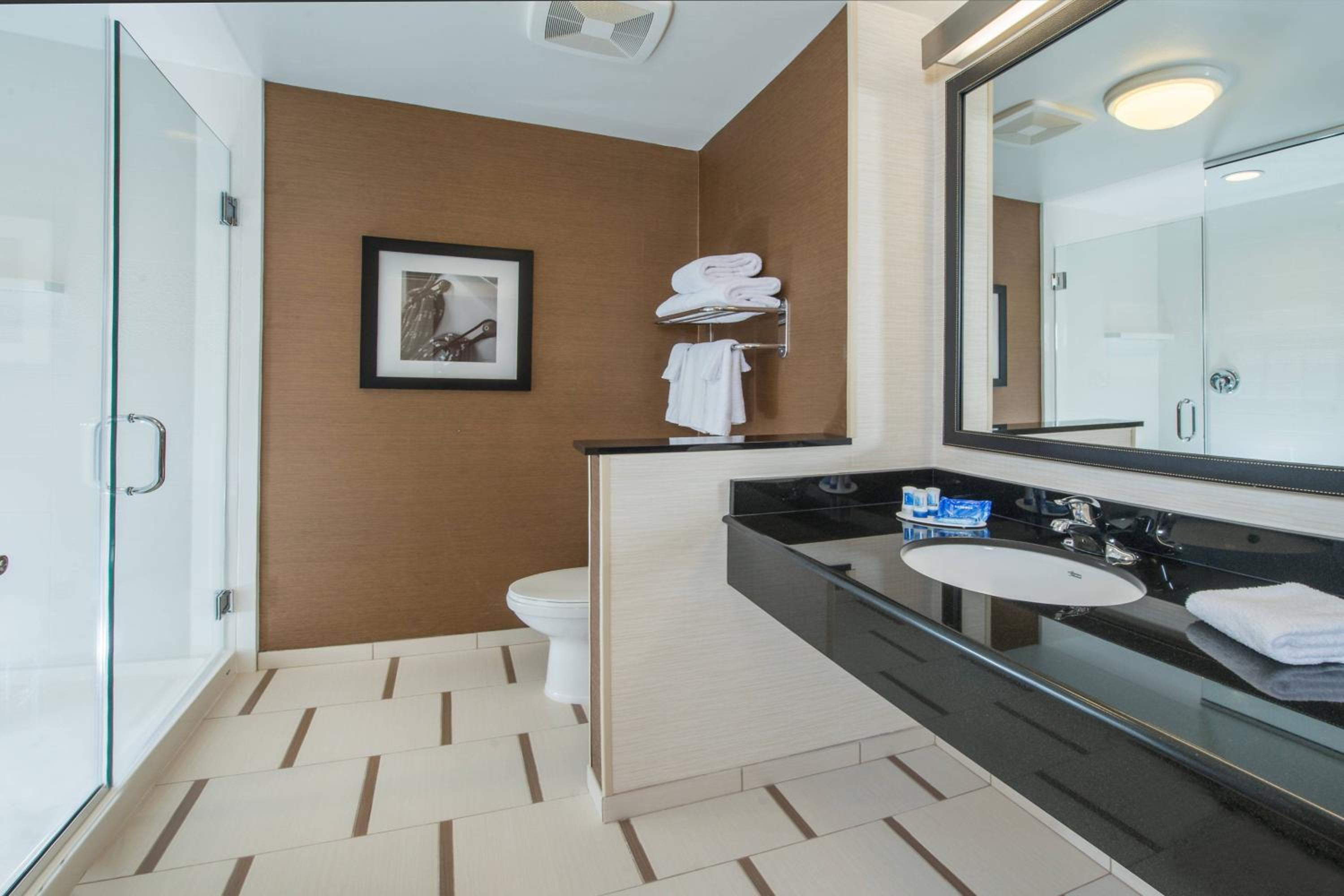 Queen Room with Two Queen Beds and Adapted Tub - Mobility Accessible photo 2