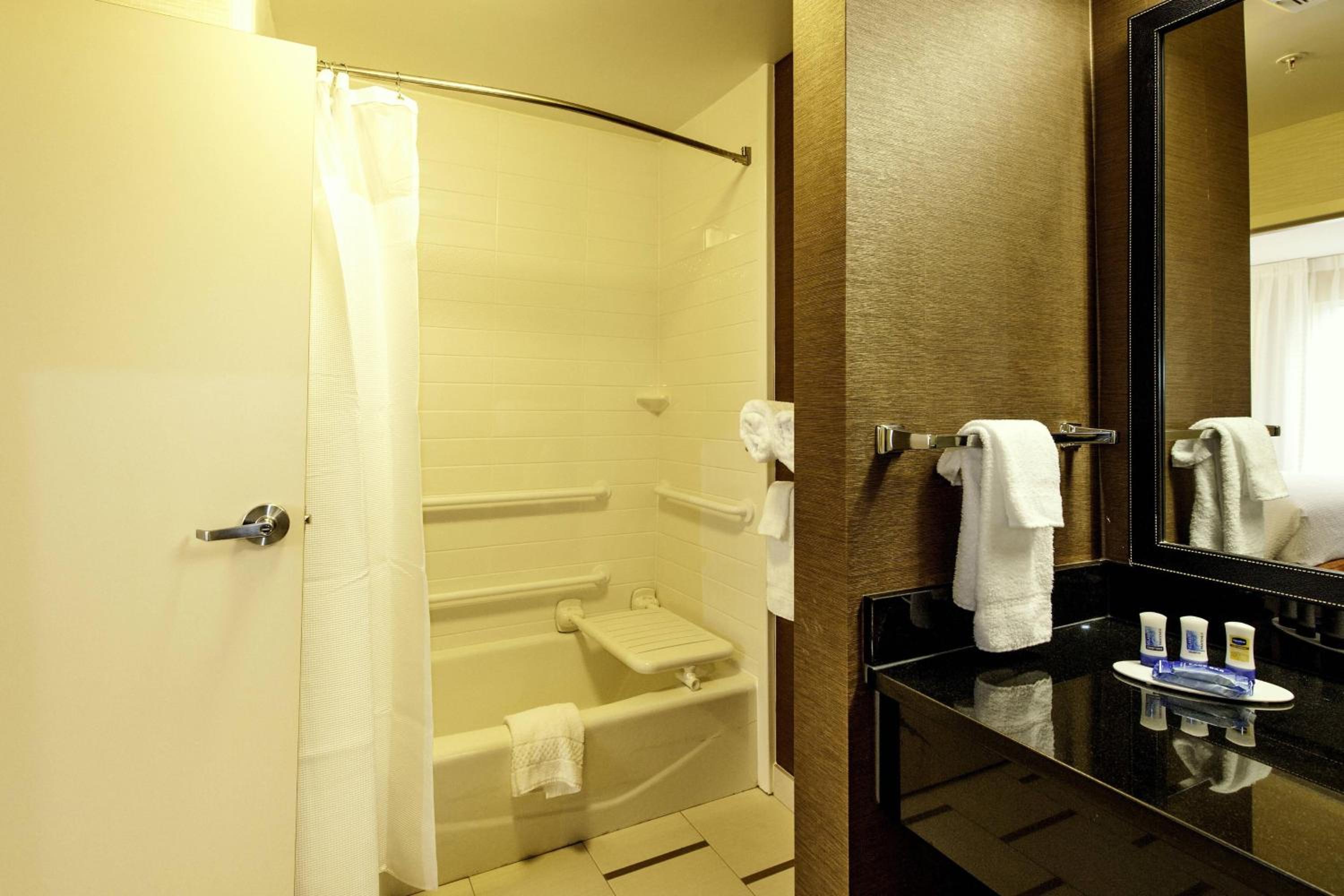Queen Room with Two Queen Beds - Hearing Accessible photo 3