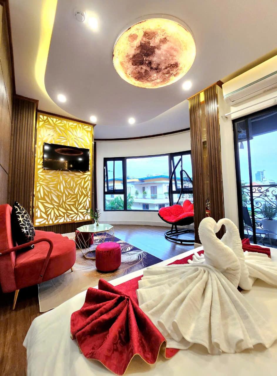 King Suite with Balcony photo 2