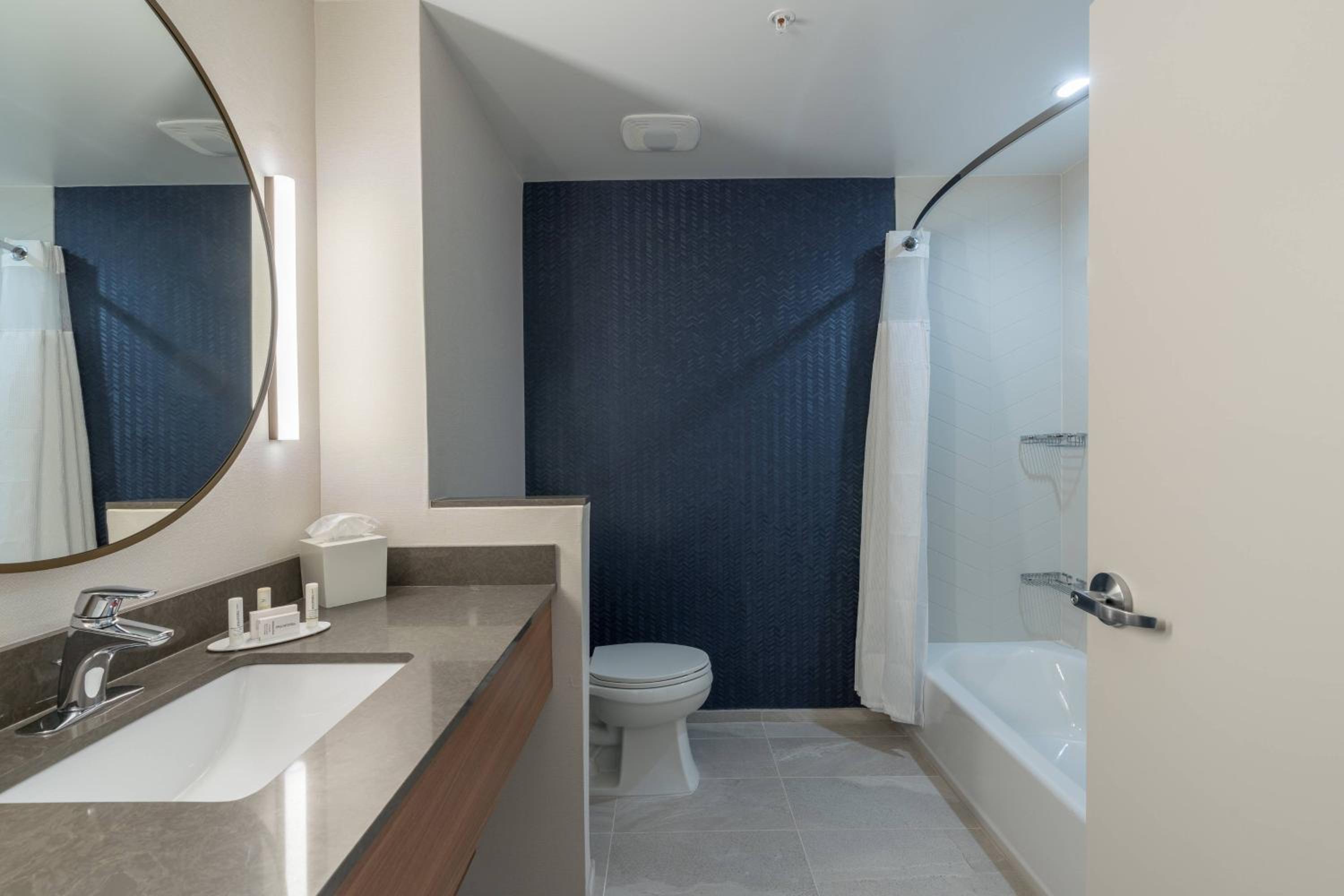 Queen Room with Two Queen Beds and Bathtub - Mobility Access photo 3