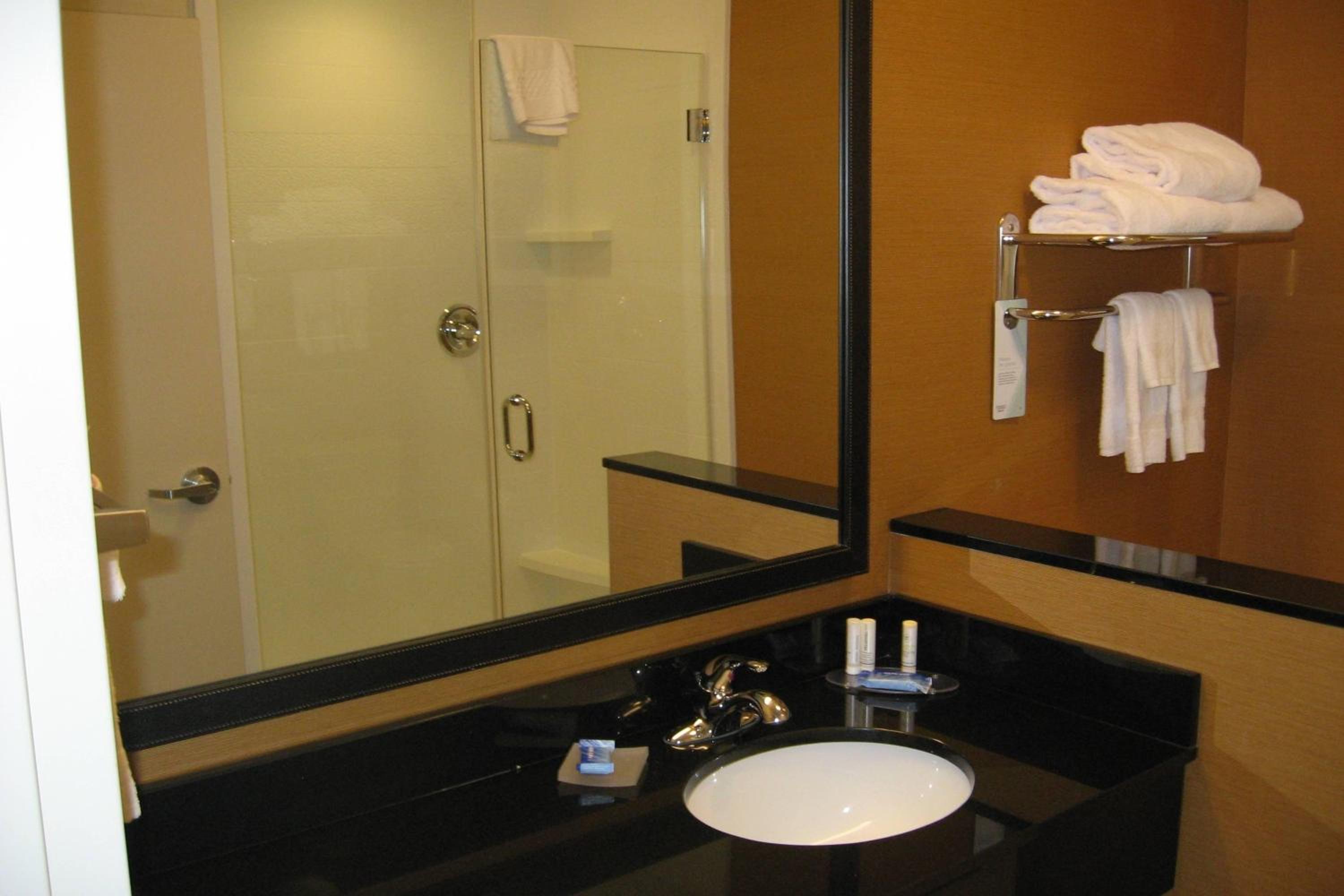 King Room - Hearing Accessible photo 2