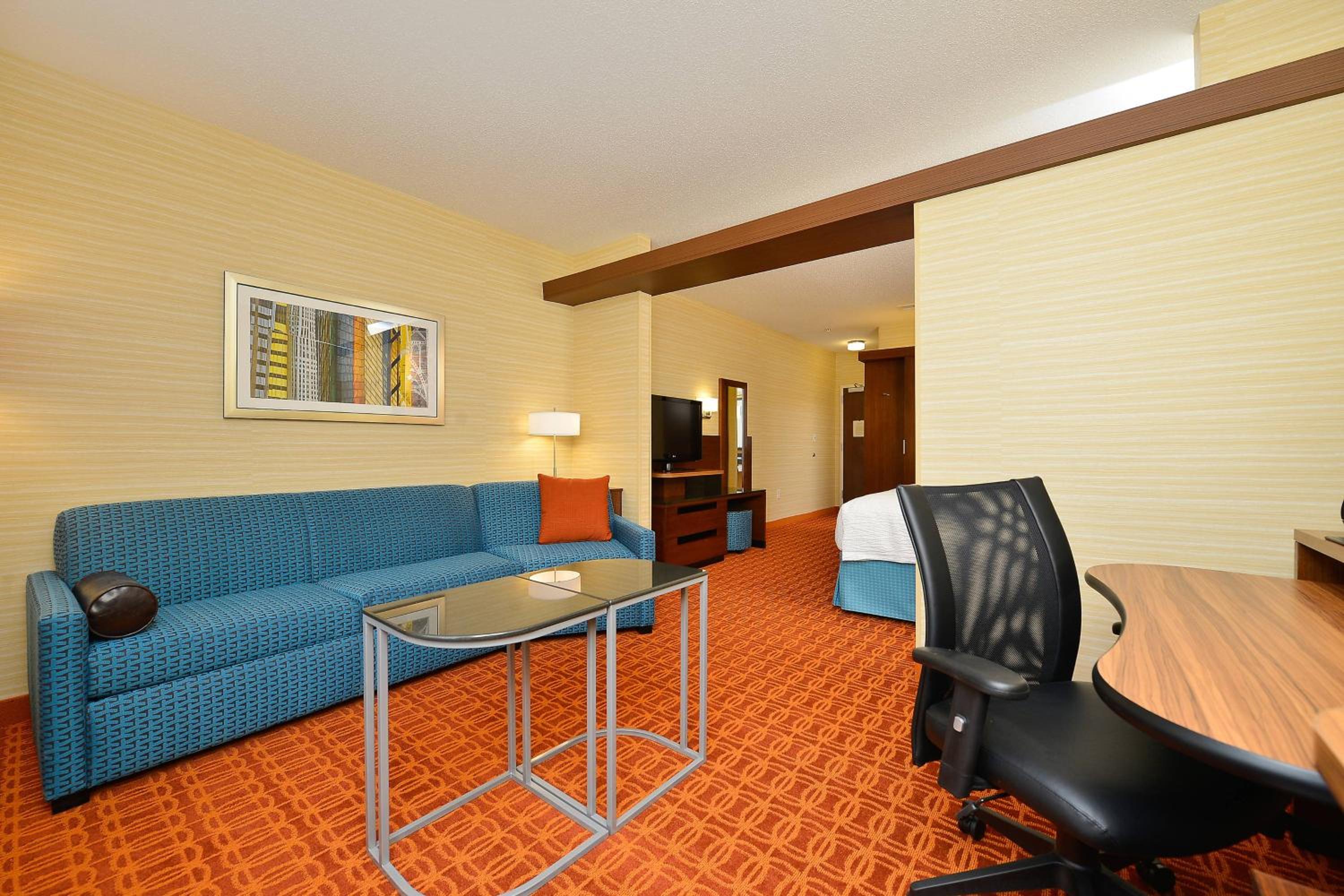 Studio with King Bed, Transfer Shower and Sofa Bed - Mobility Access photo 3