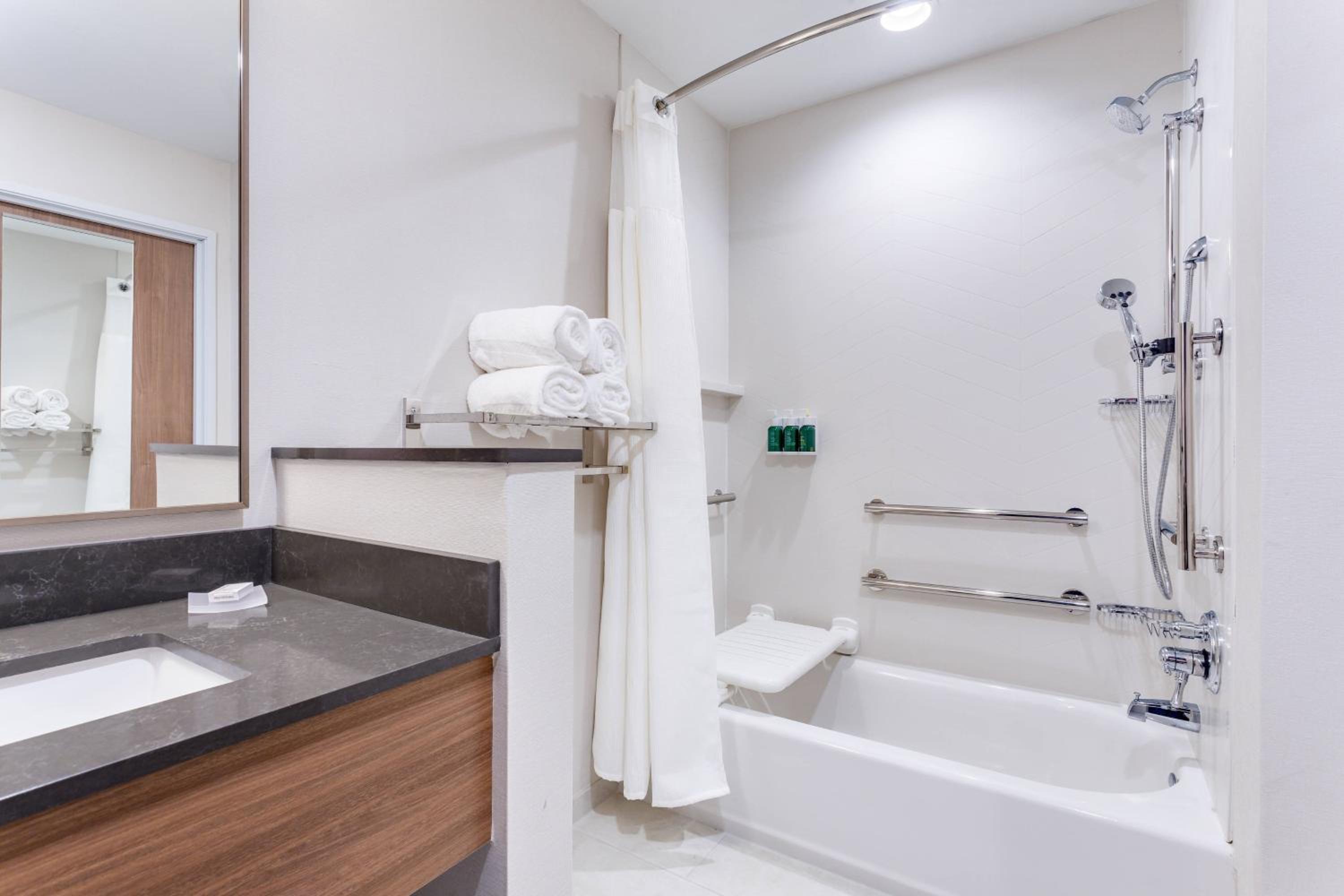 Queen Suite with Two Queen Beds, Bathtub and Sofa Bed - Mobility Access/Hearing Accessible