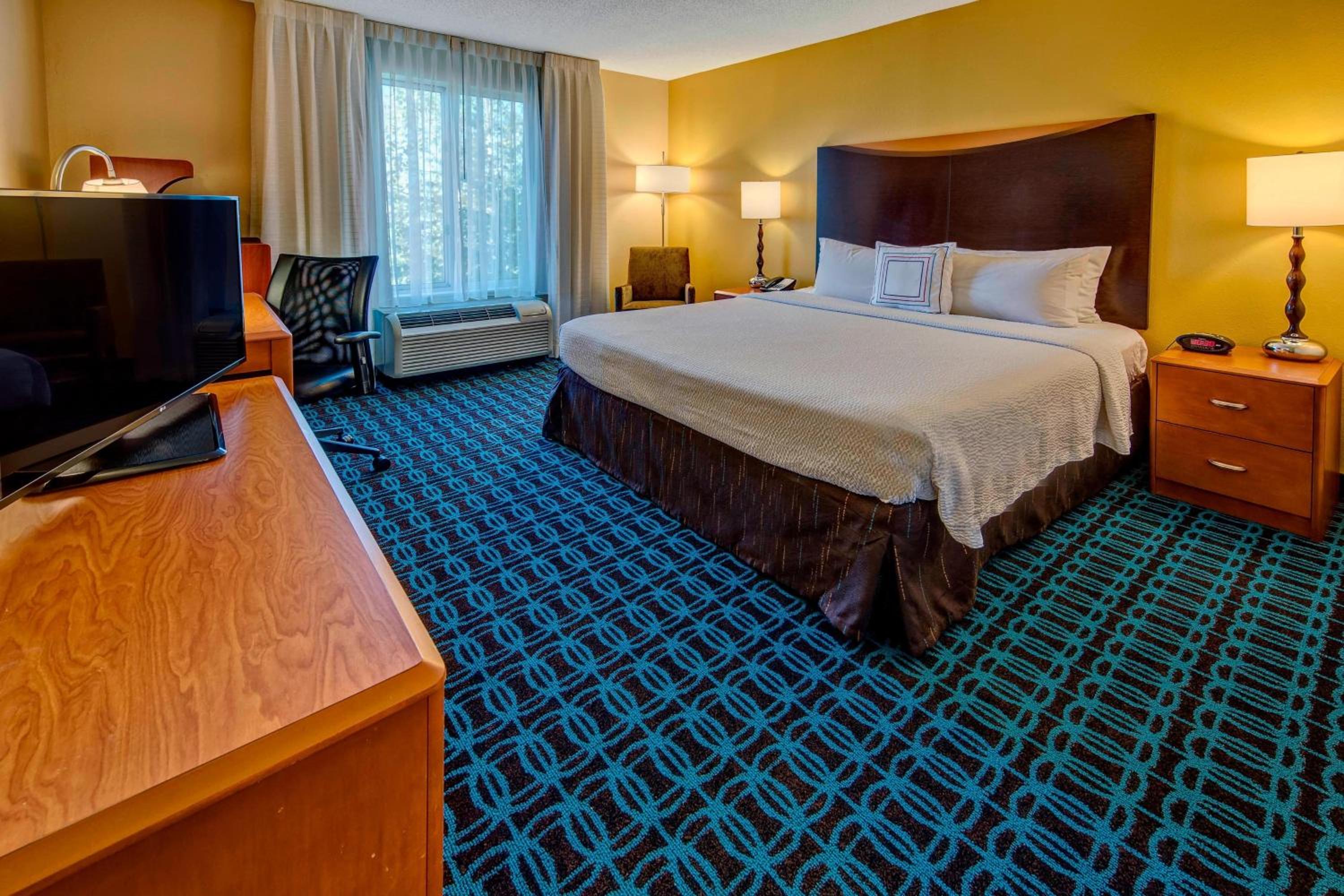 Standard King Room with Roll-in Shower - Mobility Accessible