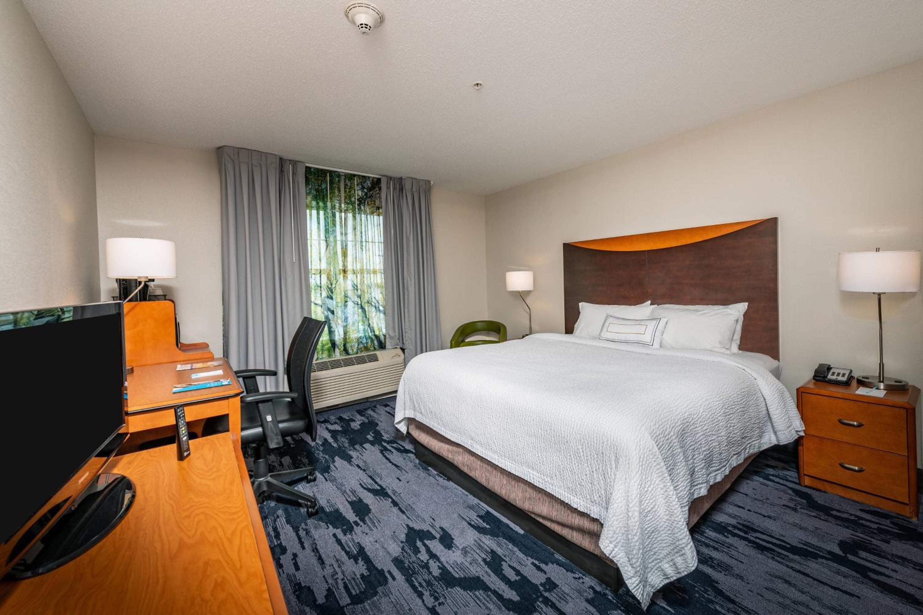 King Room with Bathtub - Mobility Access/Hearing Accessible