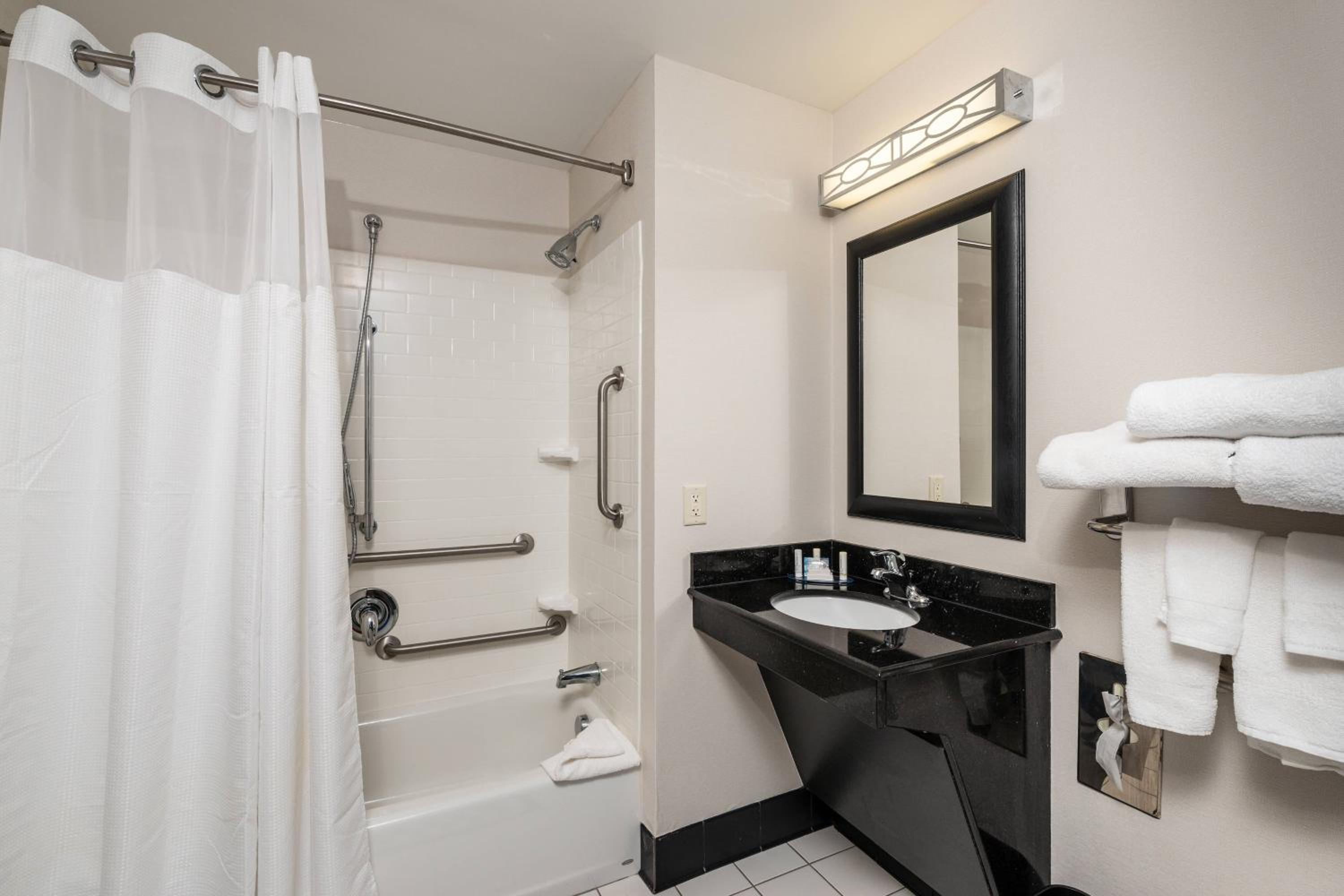 Queen Room with Two Queen Beds and Roll-In Shower - Mobility Access/Hearing Accessible