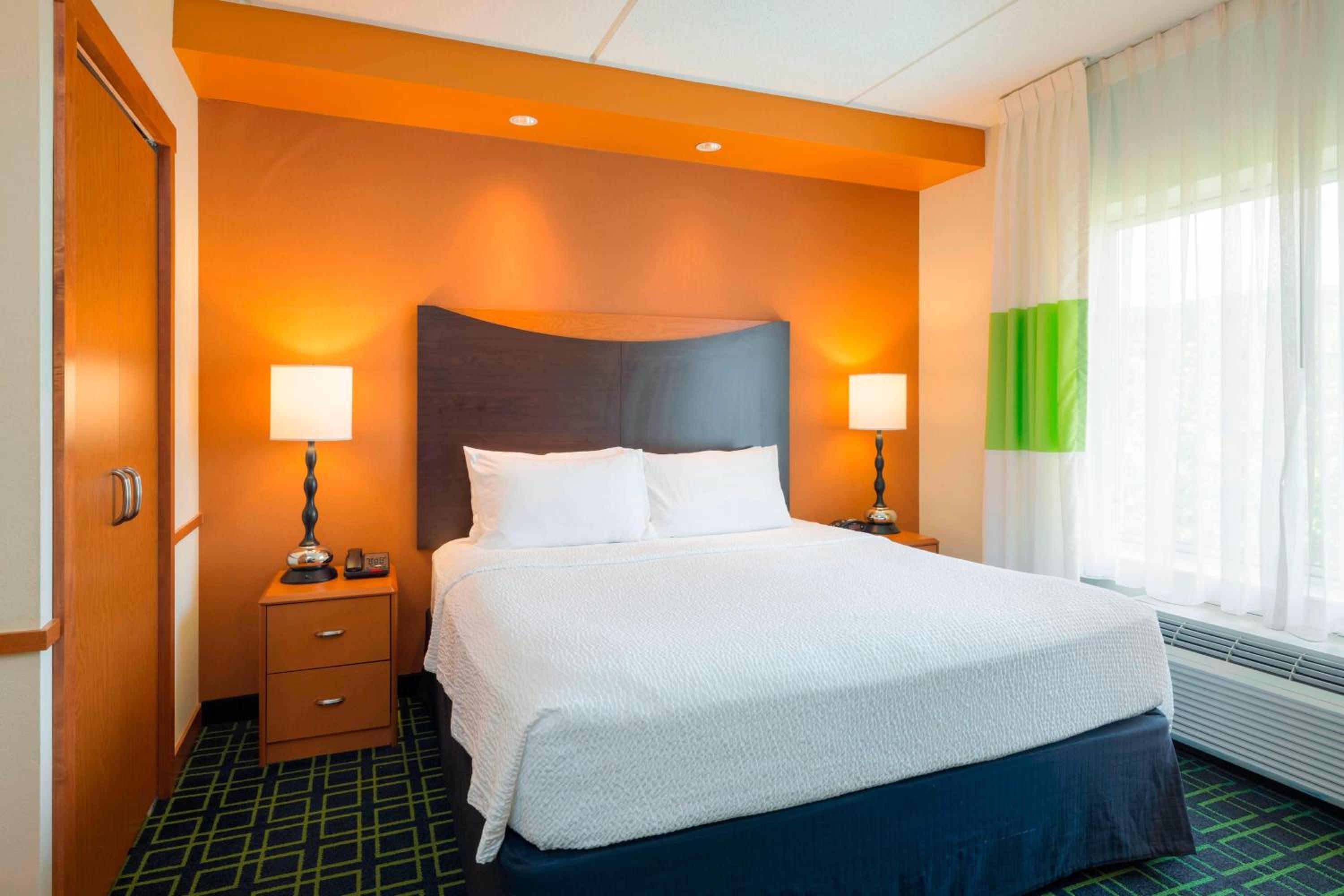 Studio with King Bed, Bathtub and Sofa Bed - Mobility Access/Hearing Accessible - Photo 2