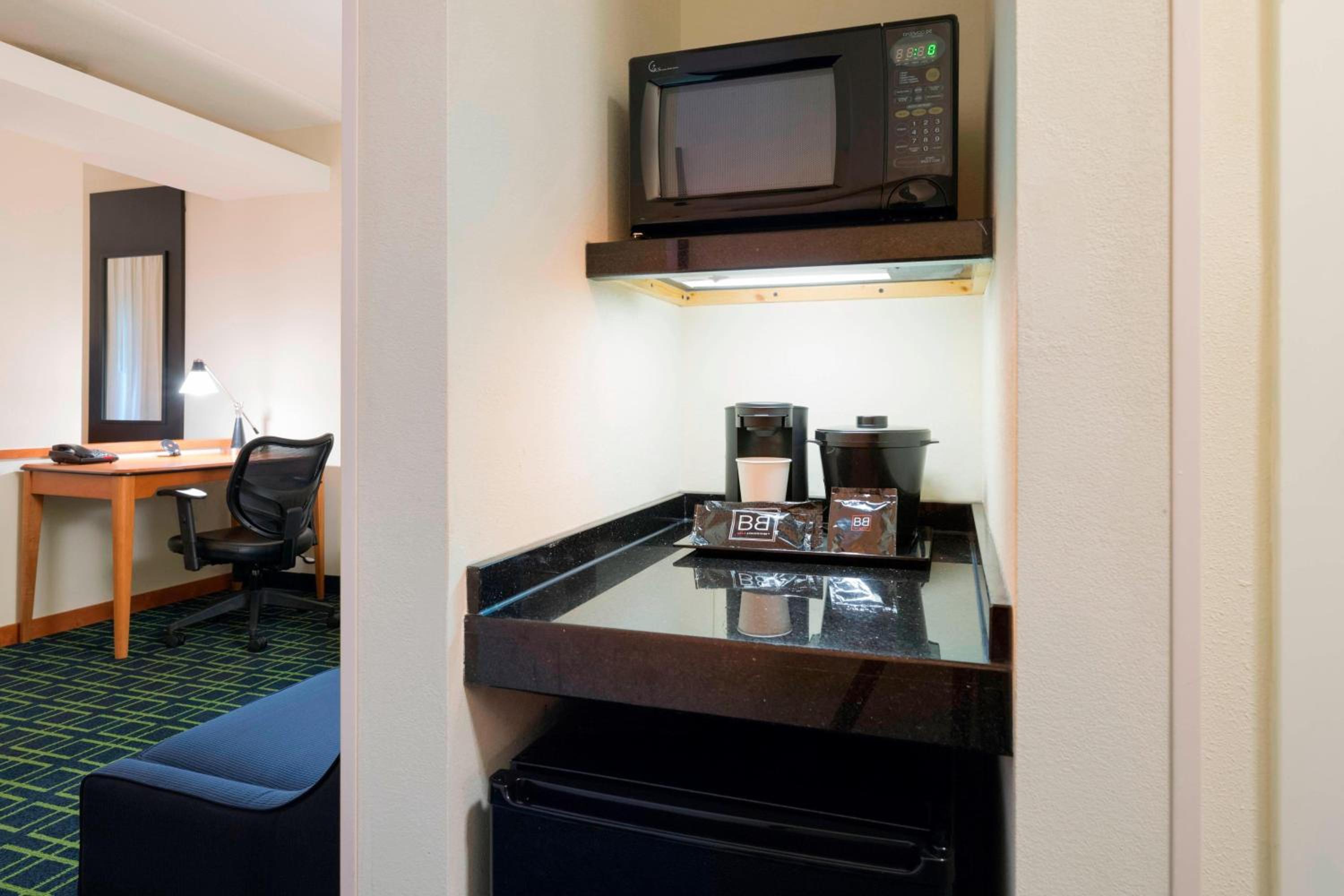 Studio with King Bed, Bathtub and Sofa Bed - Mobility Access/Hearing Accessible - Photo 3