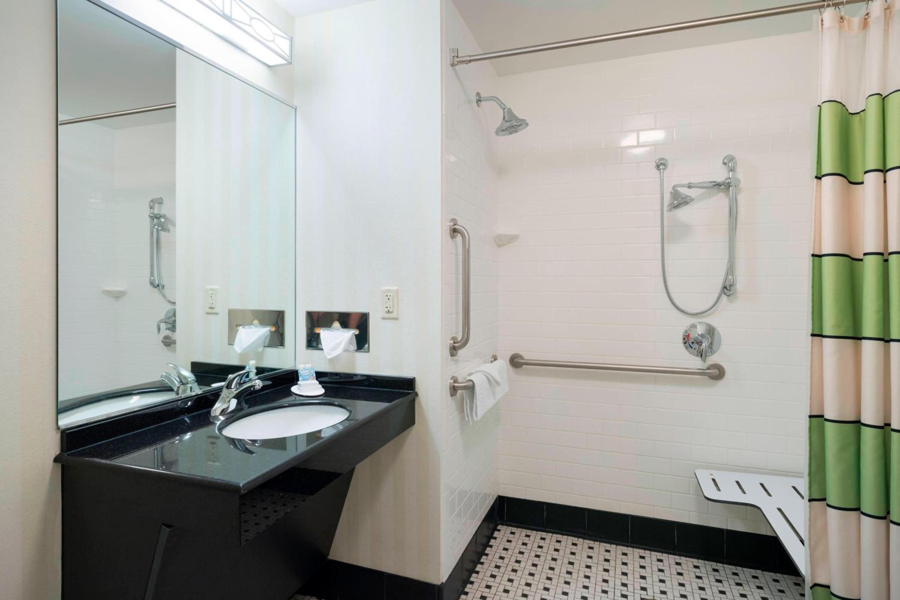 King Room with Roll-In Shower - Mobility Accessible - Photo 5