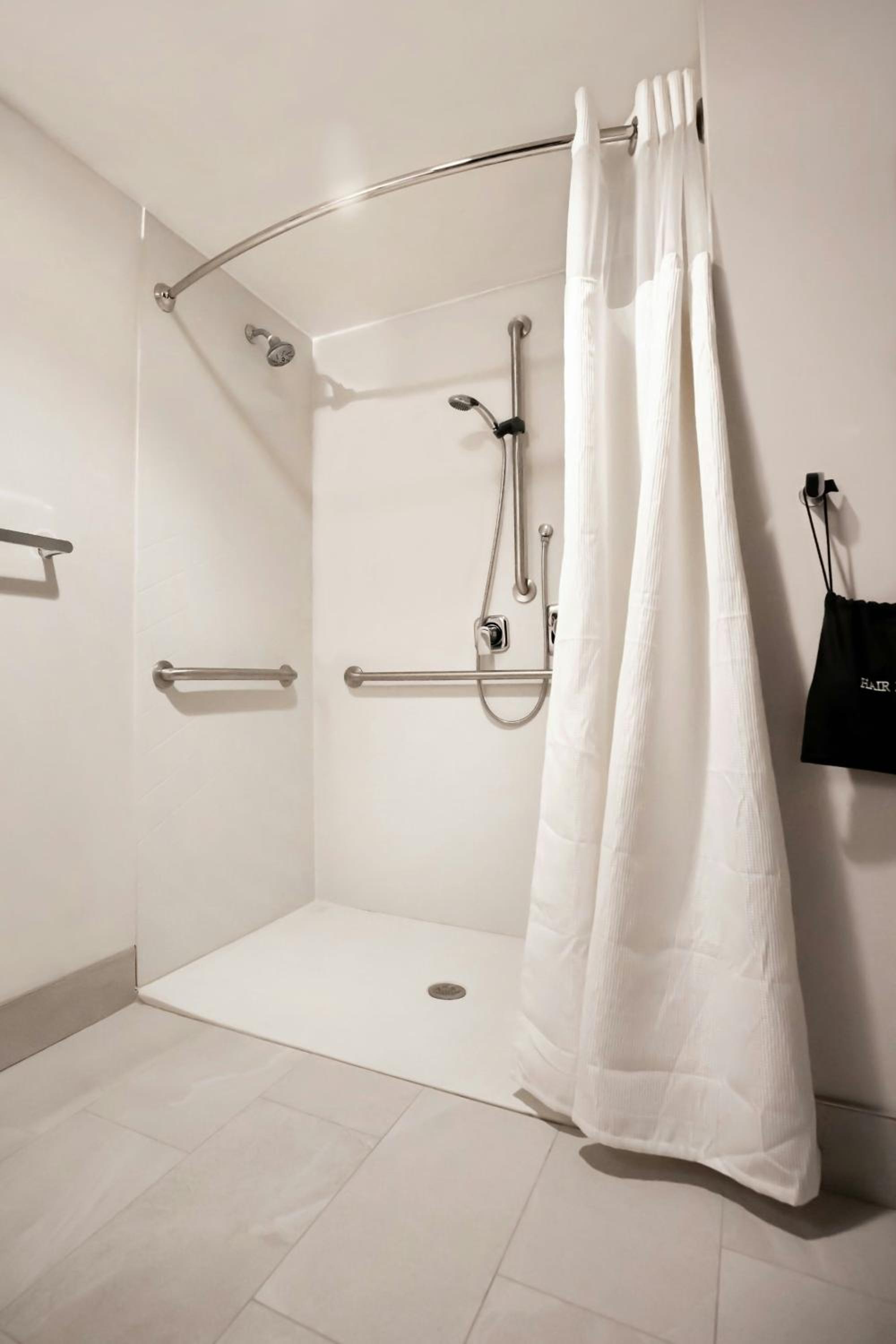 Queen Room with Two Queen Beds and Sofa Bed - Hearing Accessible - Photo 4
