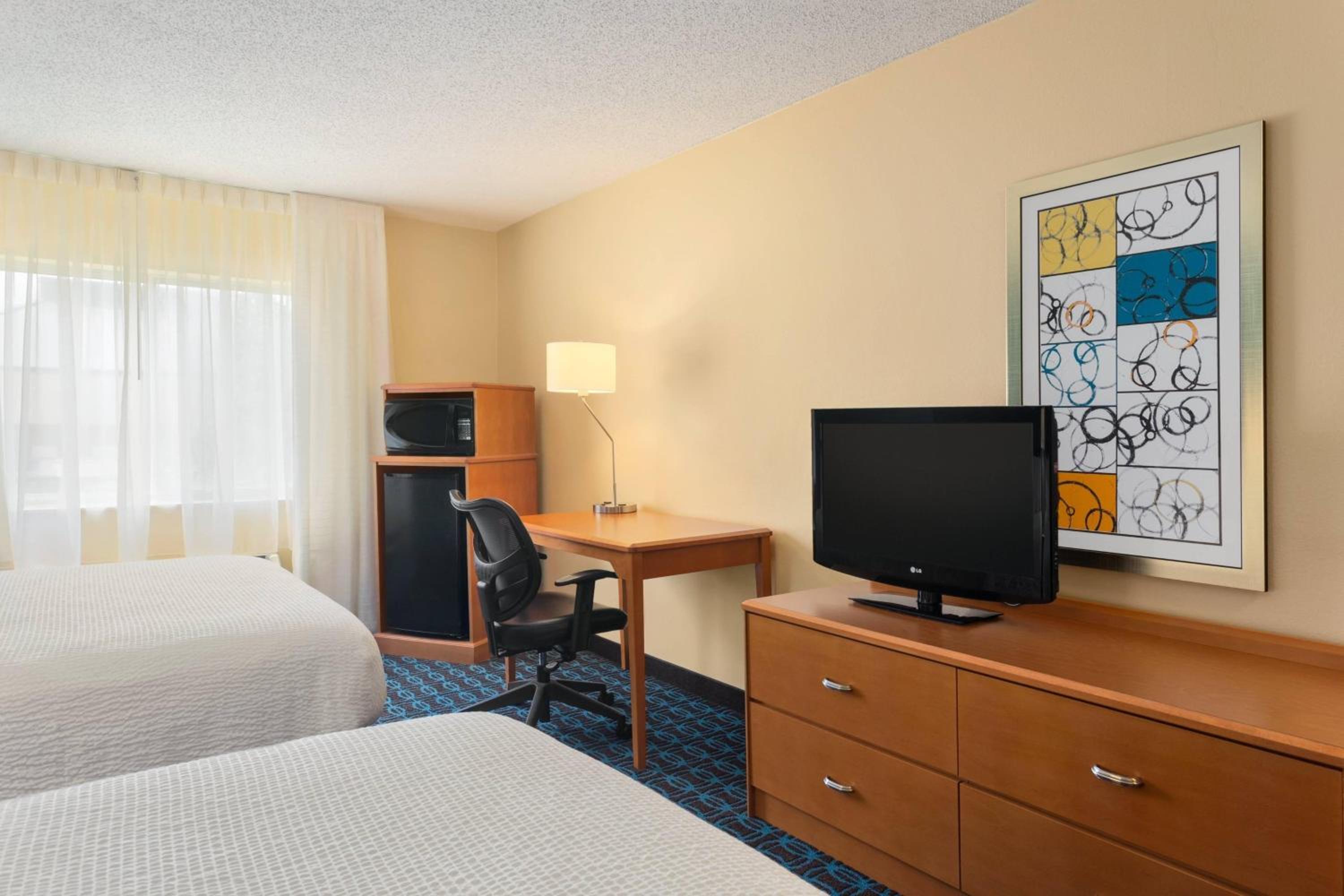 Queen Room with Two Queen Beds - Photo 2