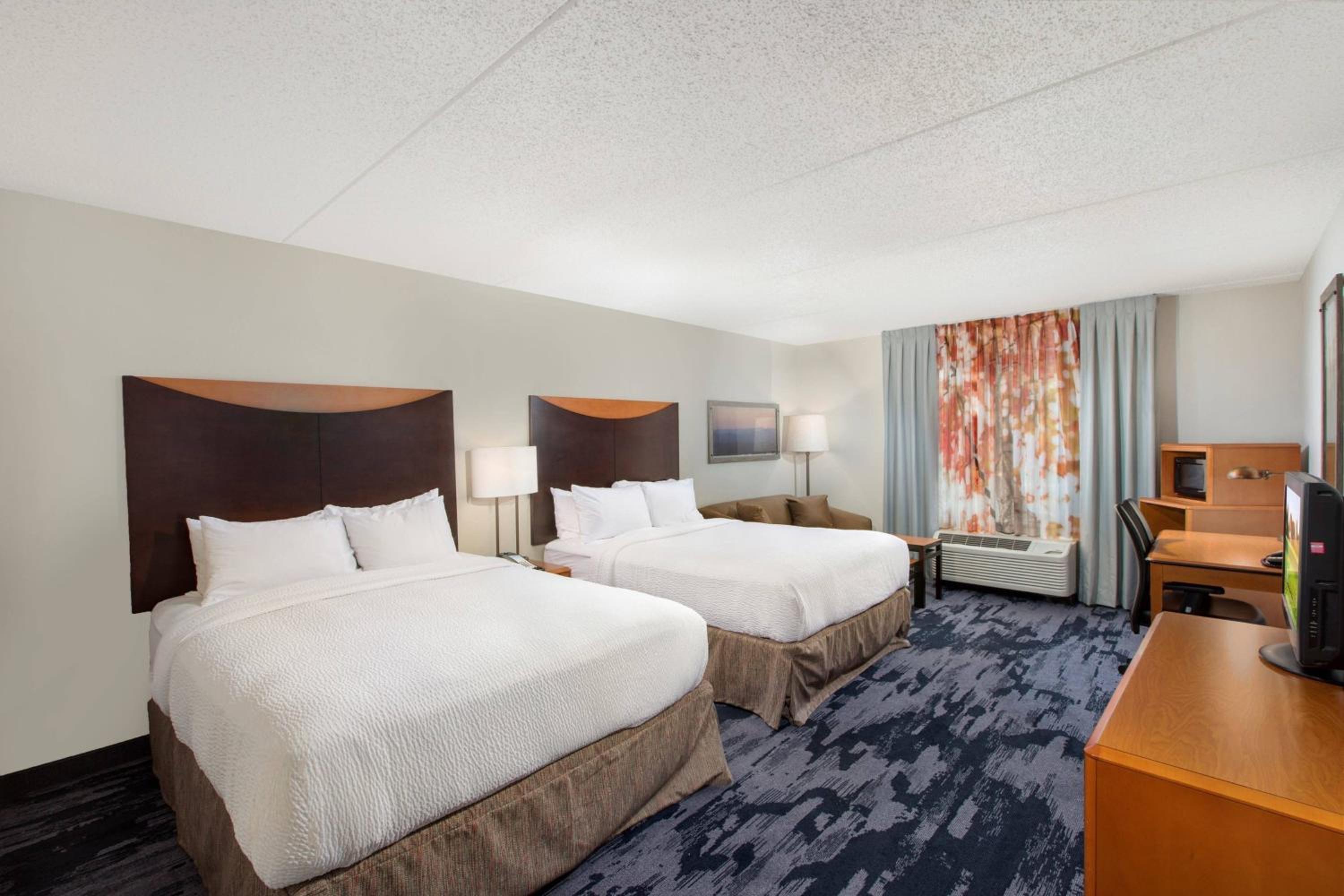 Queen Room with Two Queen Beds photo 1