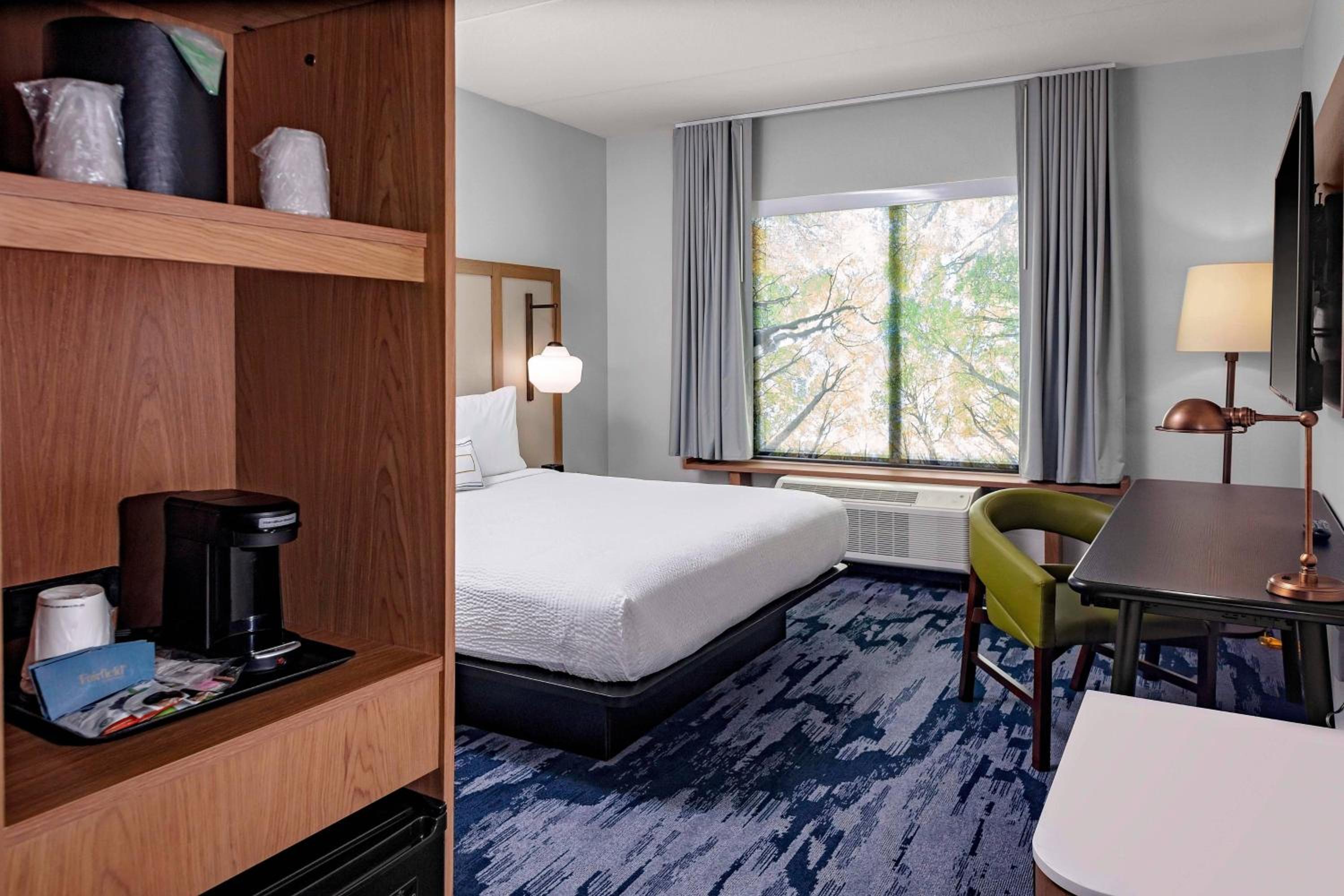 King Room with Roll-in Shower - Mobility and Hearing Accessible photo 2