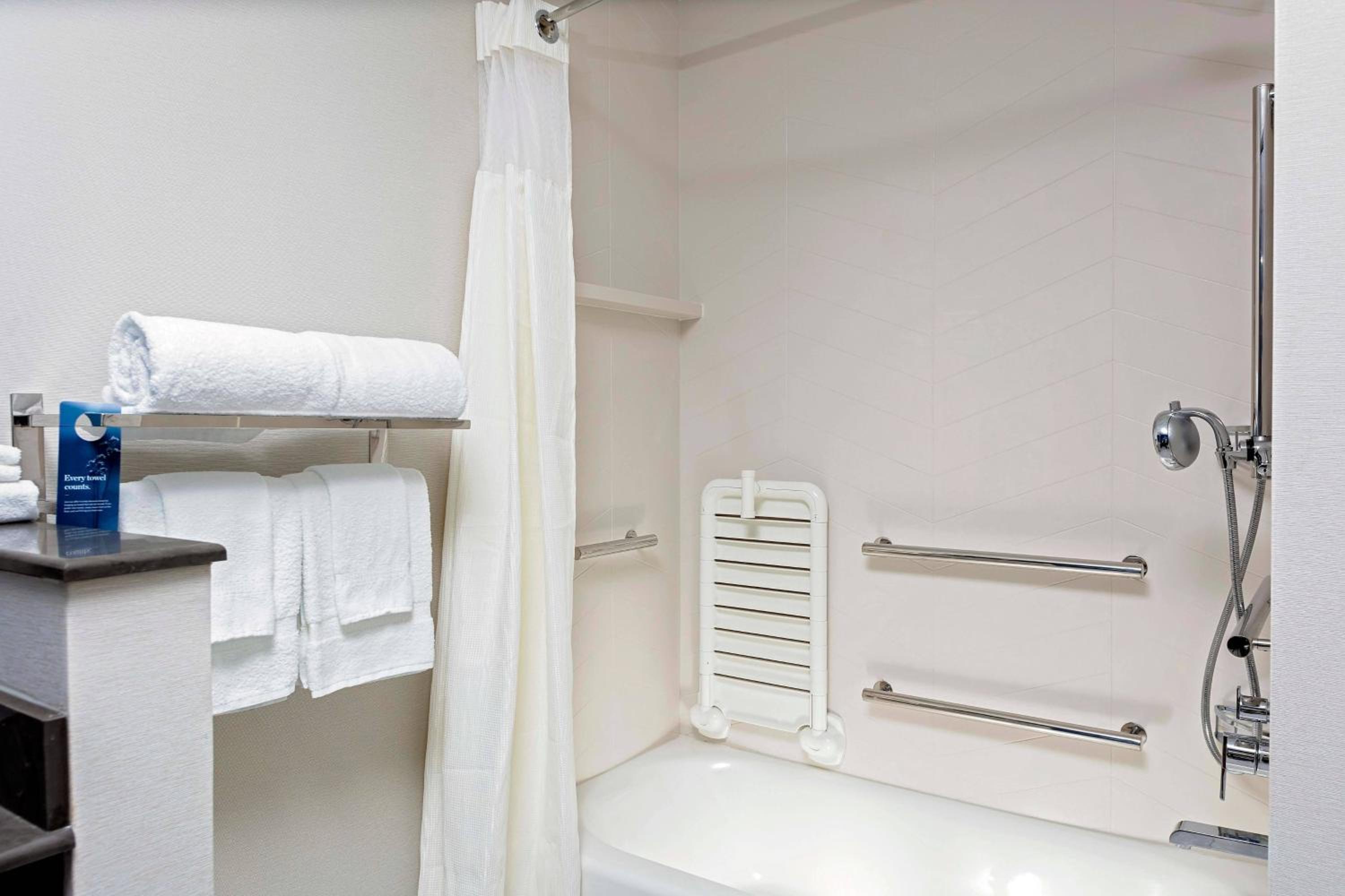 Queen Room with Two Queen Beds and Adapted Tub - Mobility Accessible photo 3