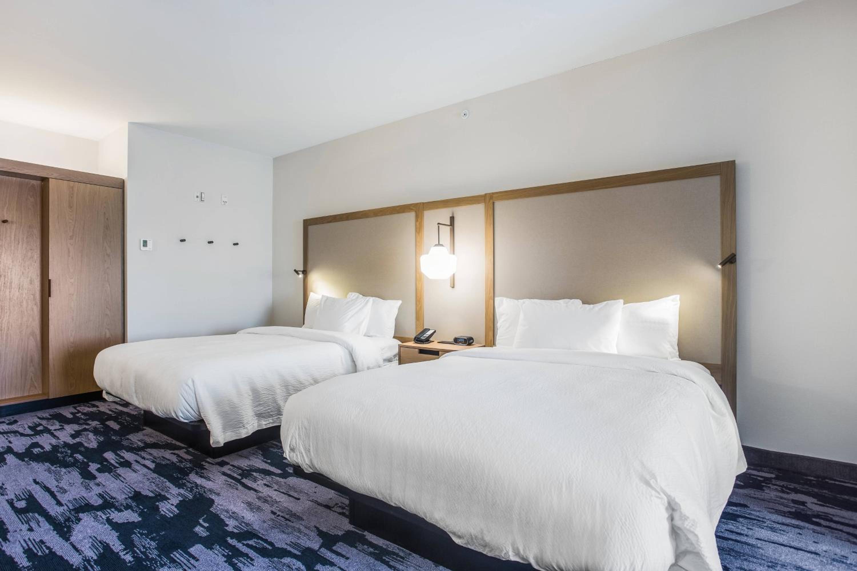 Queen Suite with Two Queen Beds, Bathtub and Sofa Bed - Mobility Access - Photo 5