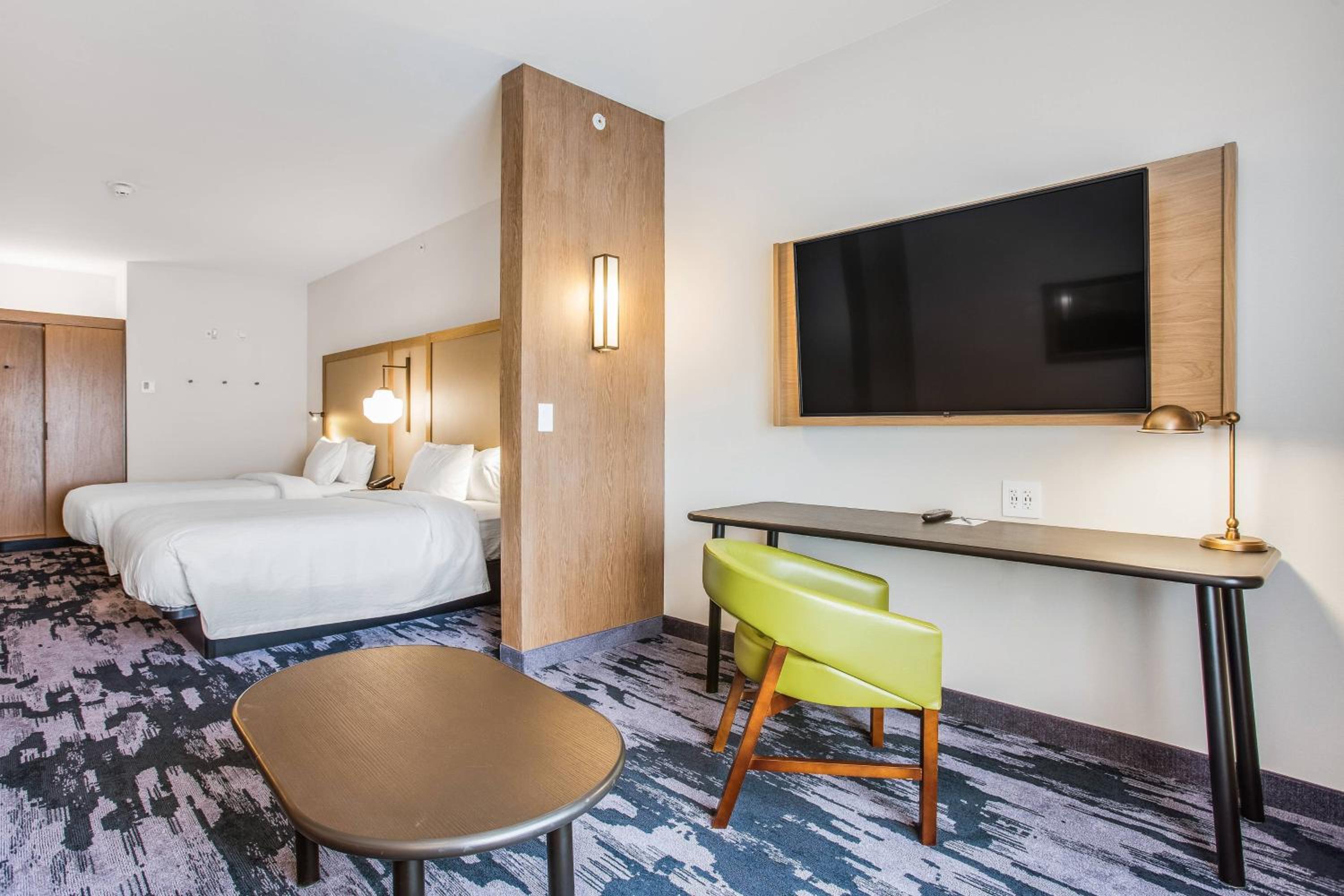 Queen Suite with Two Queen Beds, Bathtub and Sofa Bed - Mobility Access - Photo 1