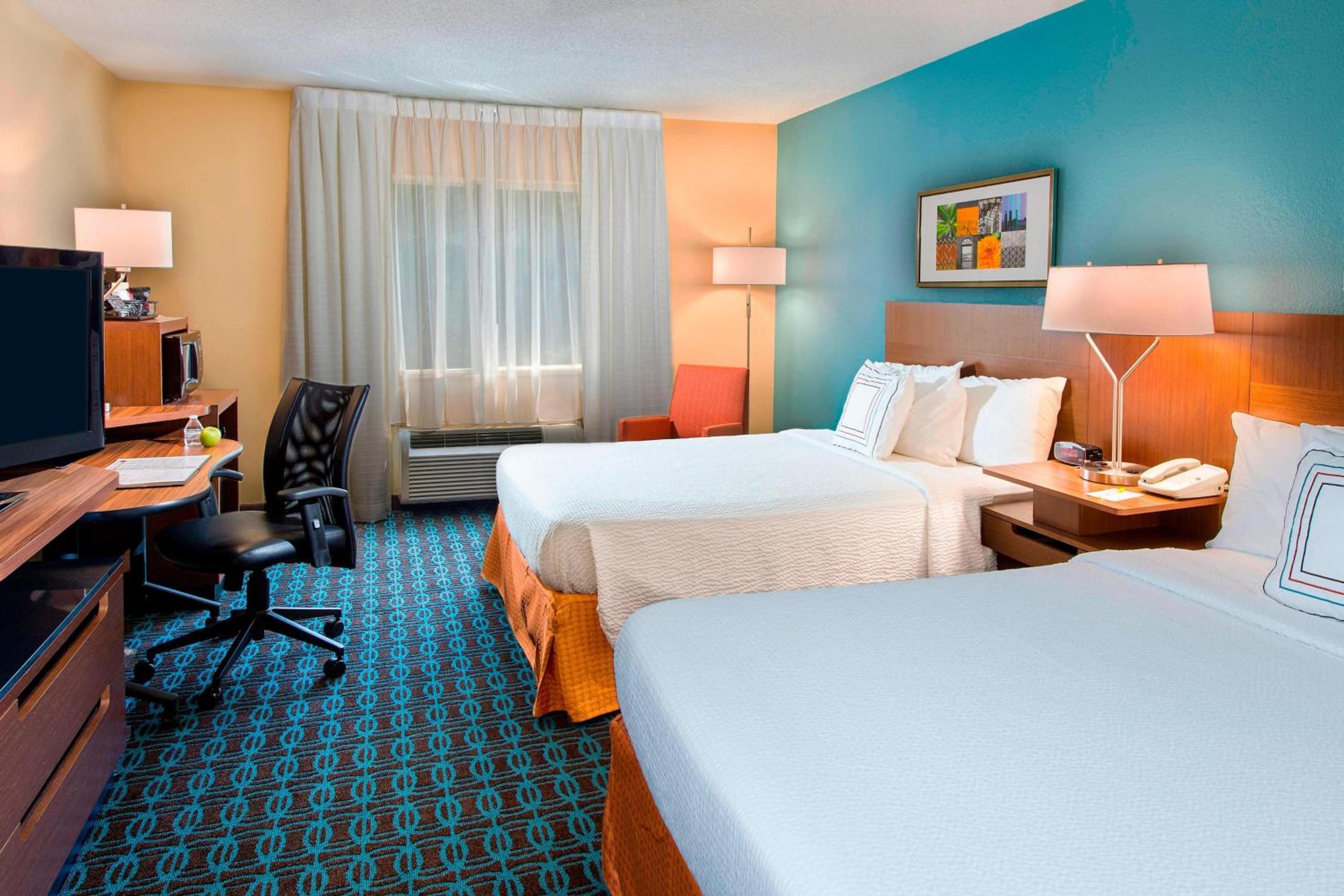Double Room with Two Double Beds and Bathtub - Mobility Access/Hearing Accessible - Photo 1
