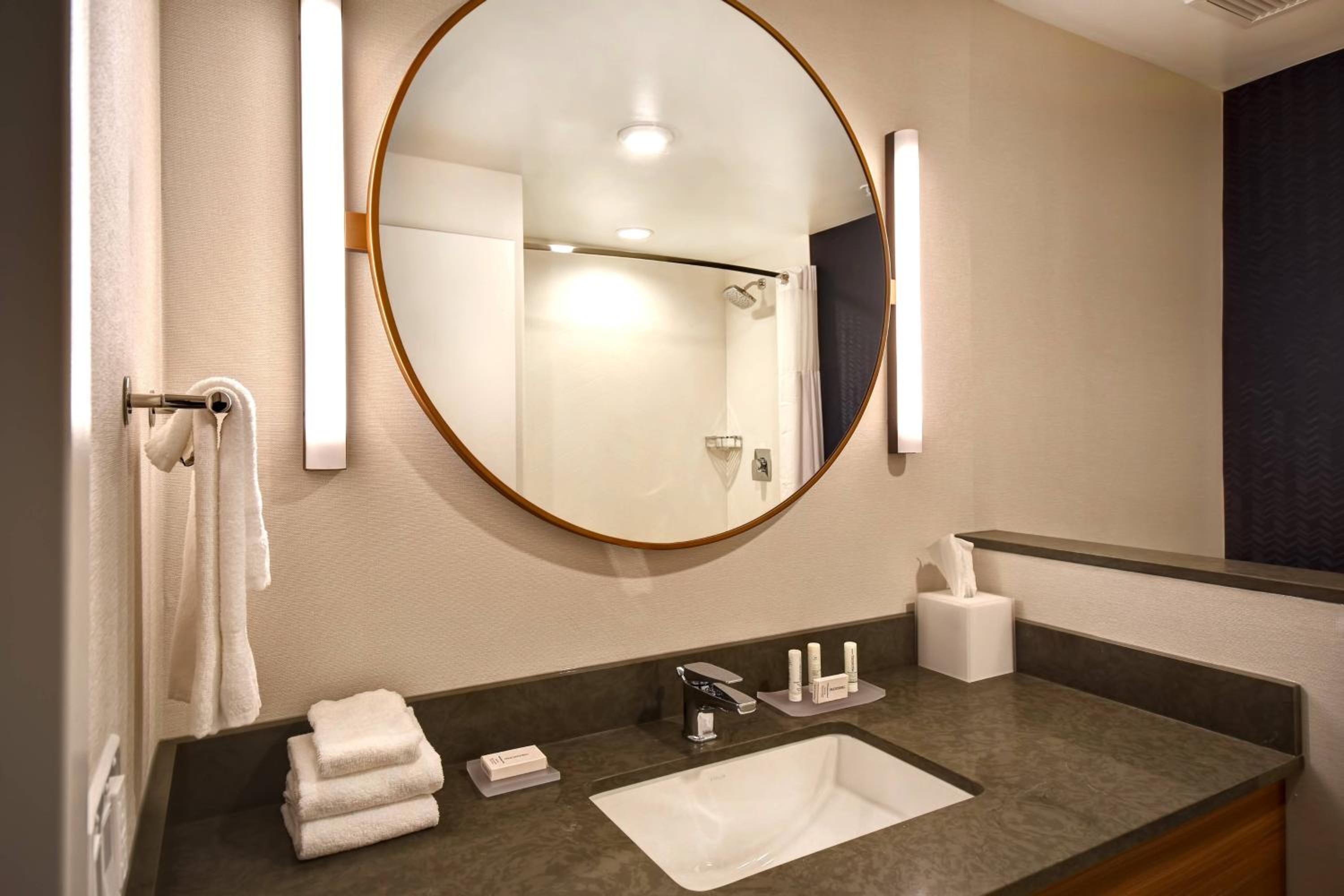 Queen Room with Two Queen Beds - Hearing Accessible - Photo 3
