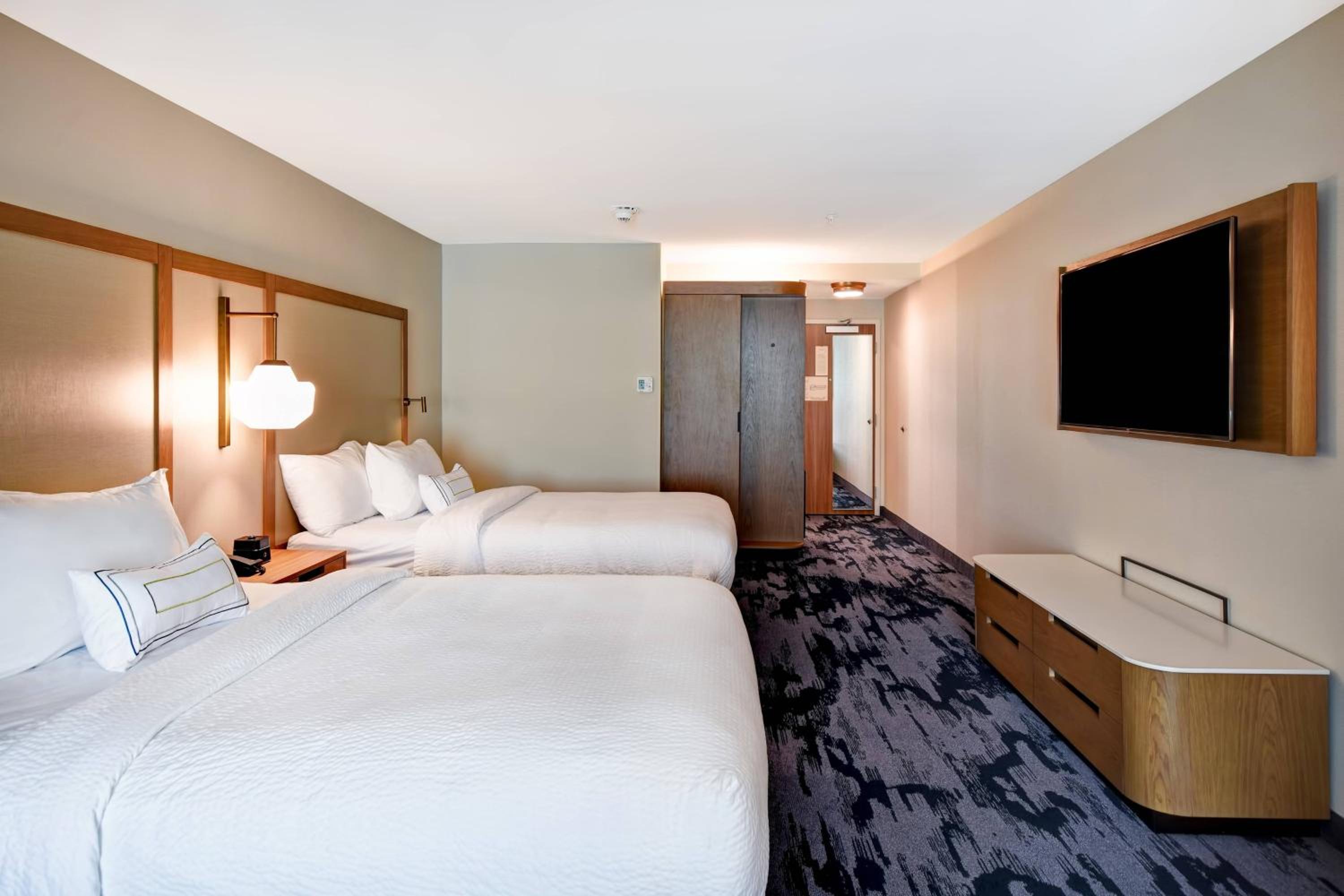 Queen Suite with Two Queen Beds and Sofa Bed - Photo 5