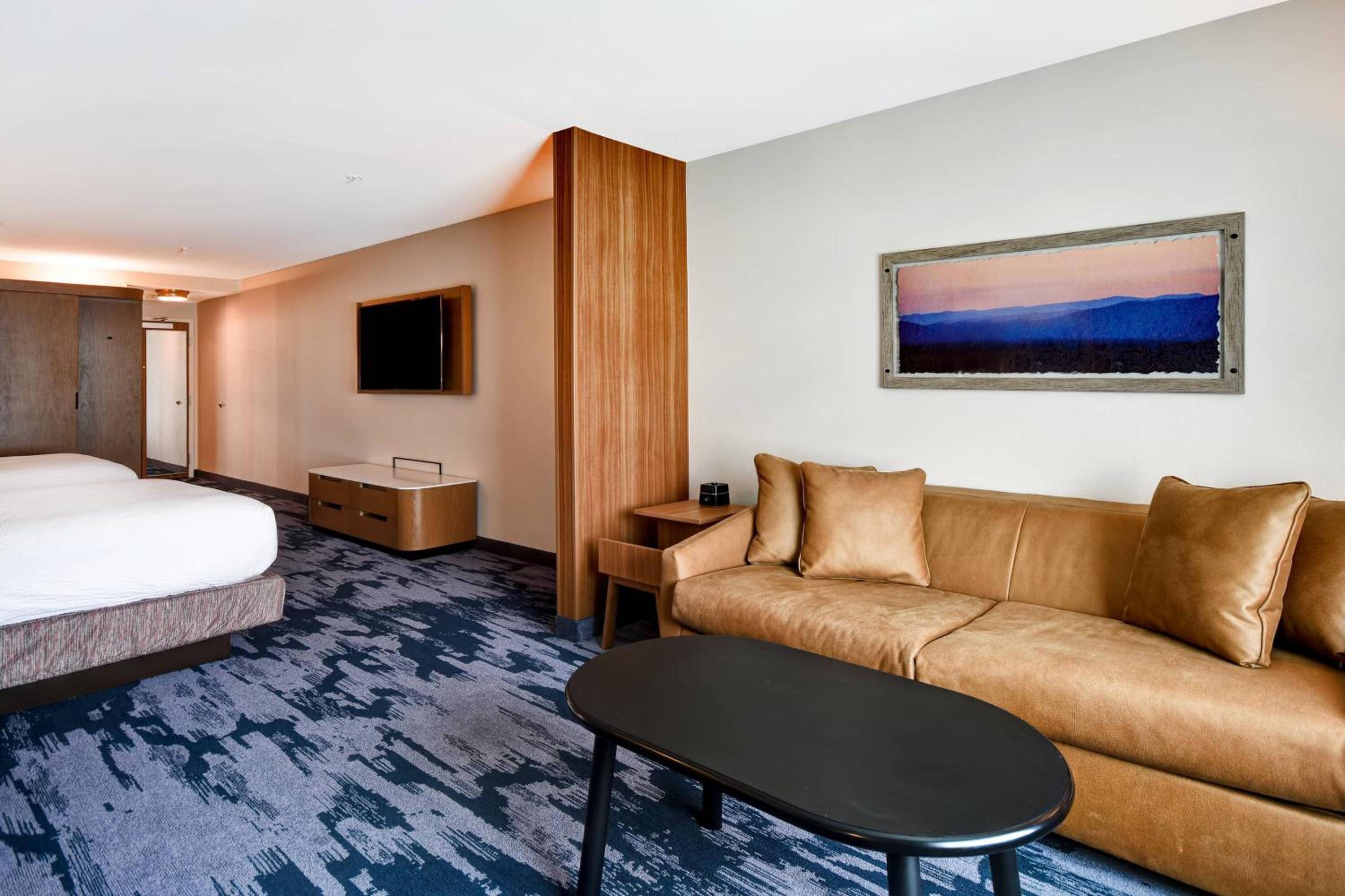 Queen Suite with Two Queen Beds and Sofa Bed - Photo 7