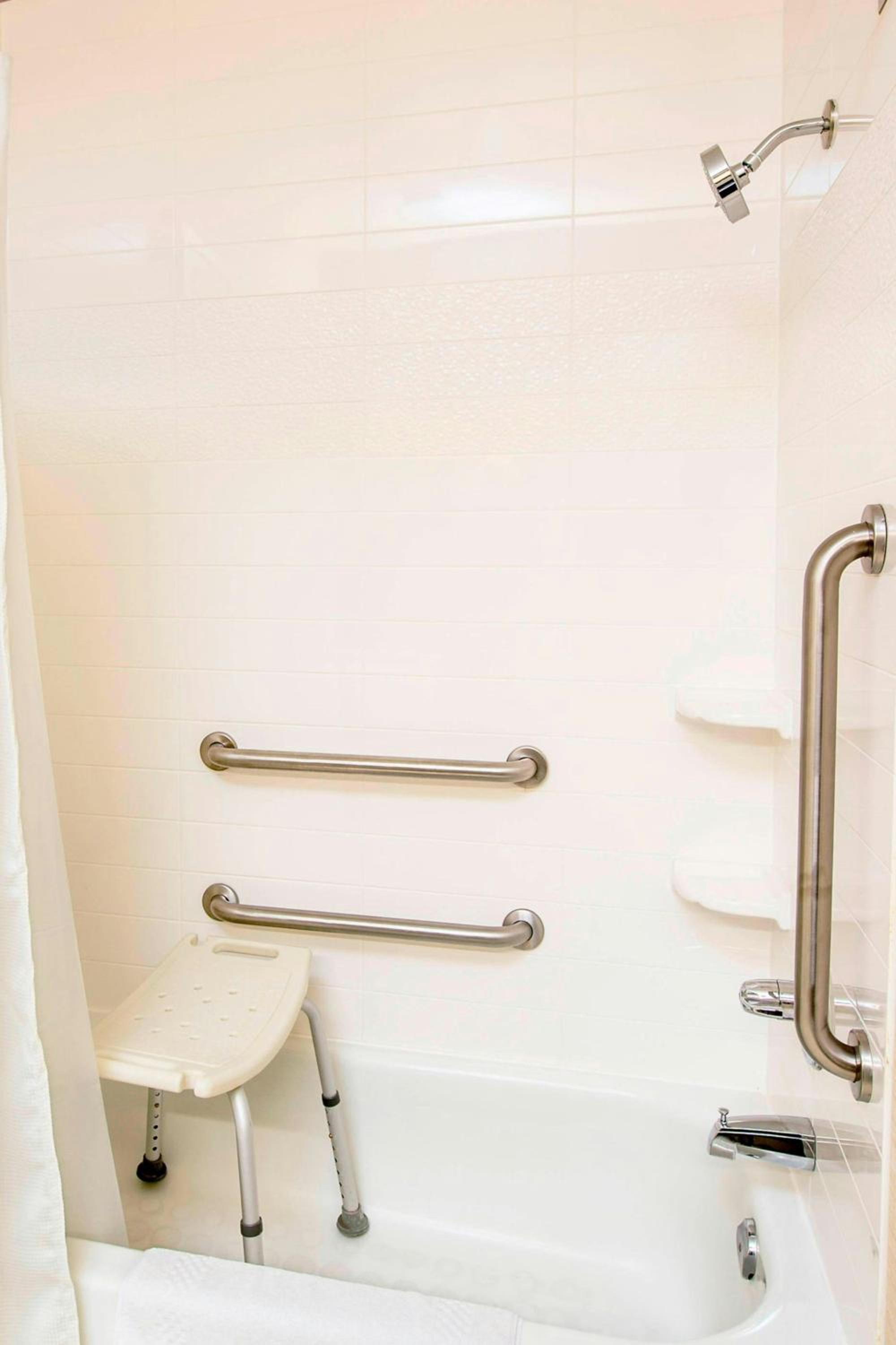 King Room with Adapted Tub - Mobility and Hearing Accessible - Photo 4