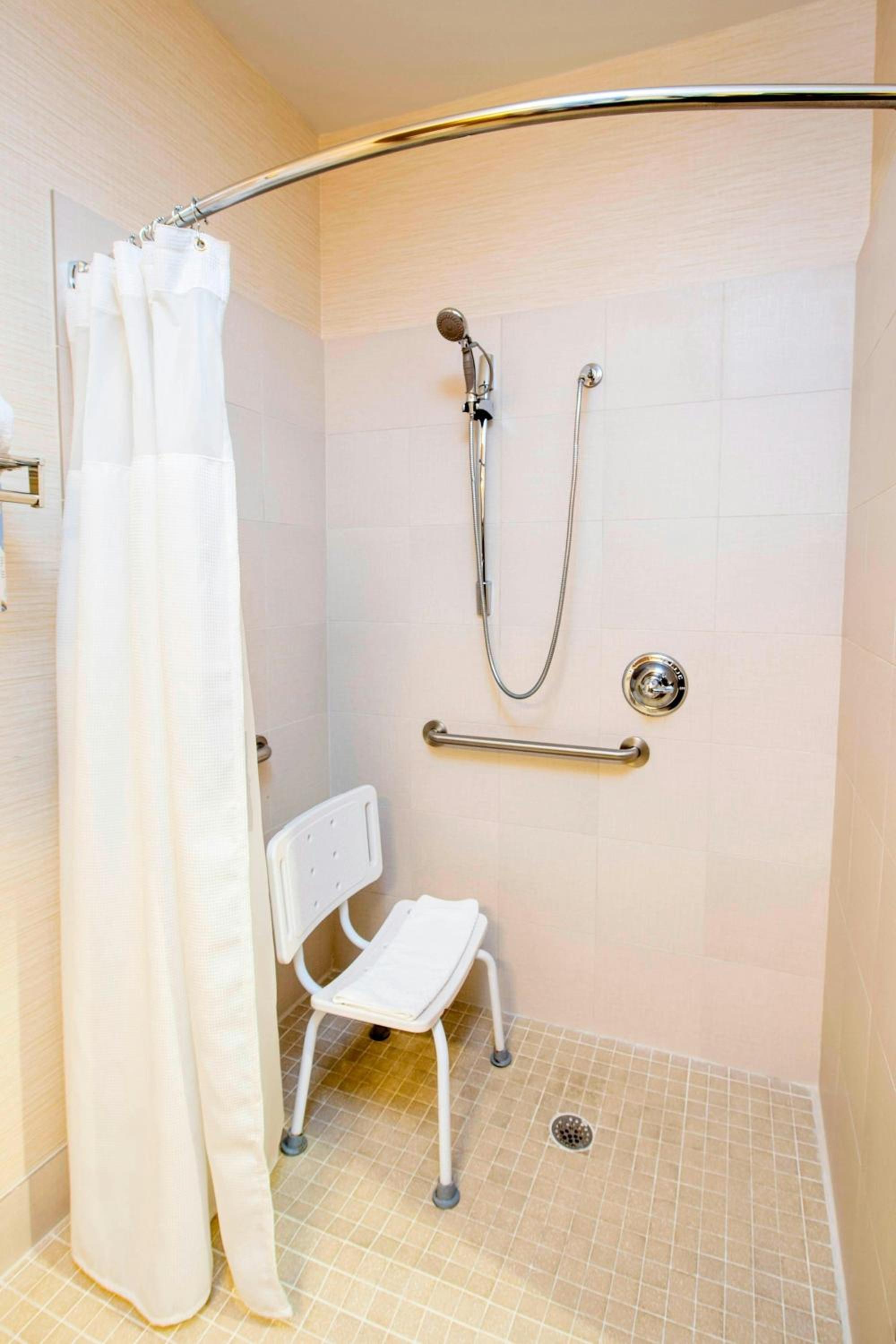 King Room with Adapted Tub - Mobility and Hearing Accessible - Photo 5