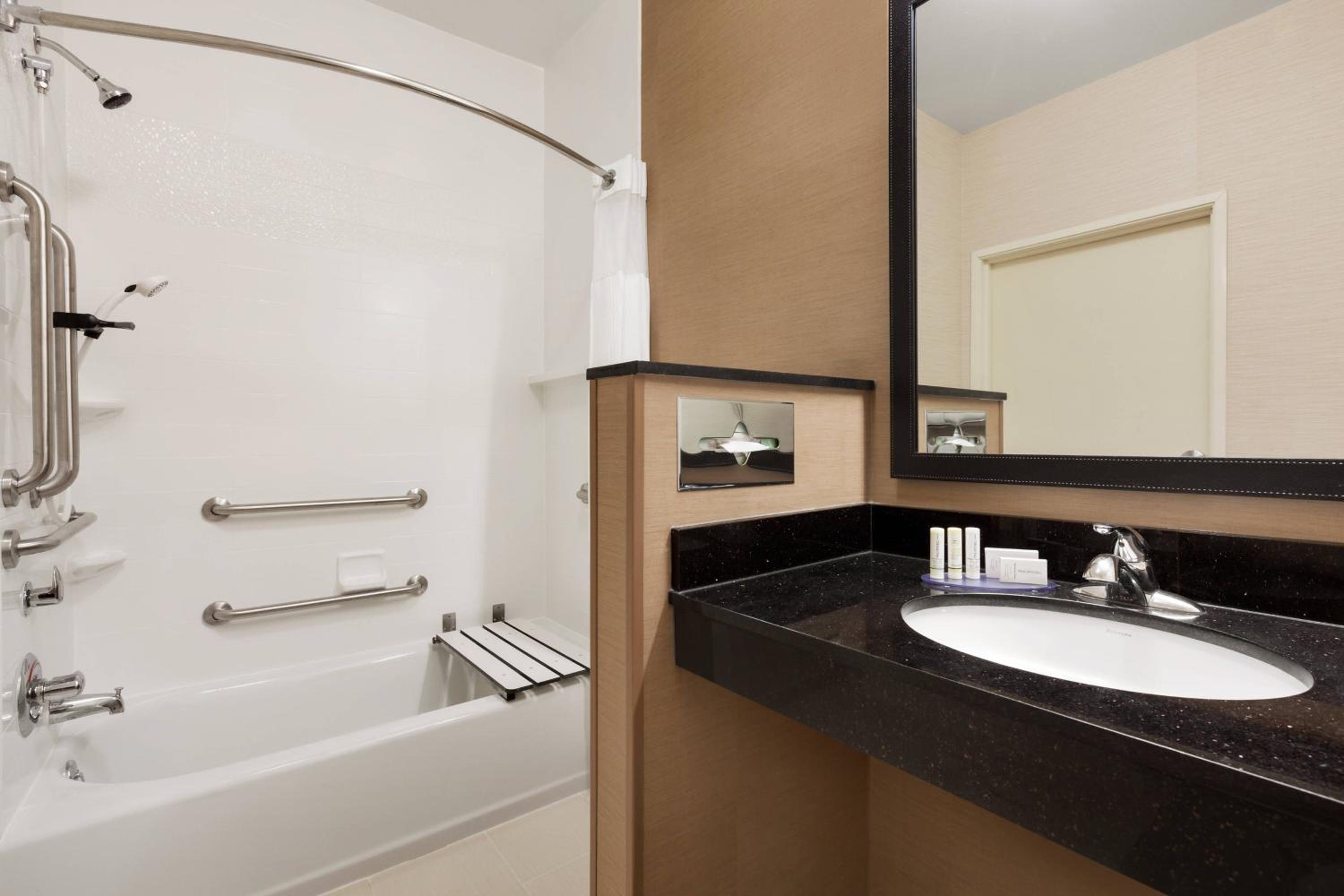 Guest room, 1 King (Mobility and Hearing Accessible w/Tub) - Photo 4