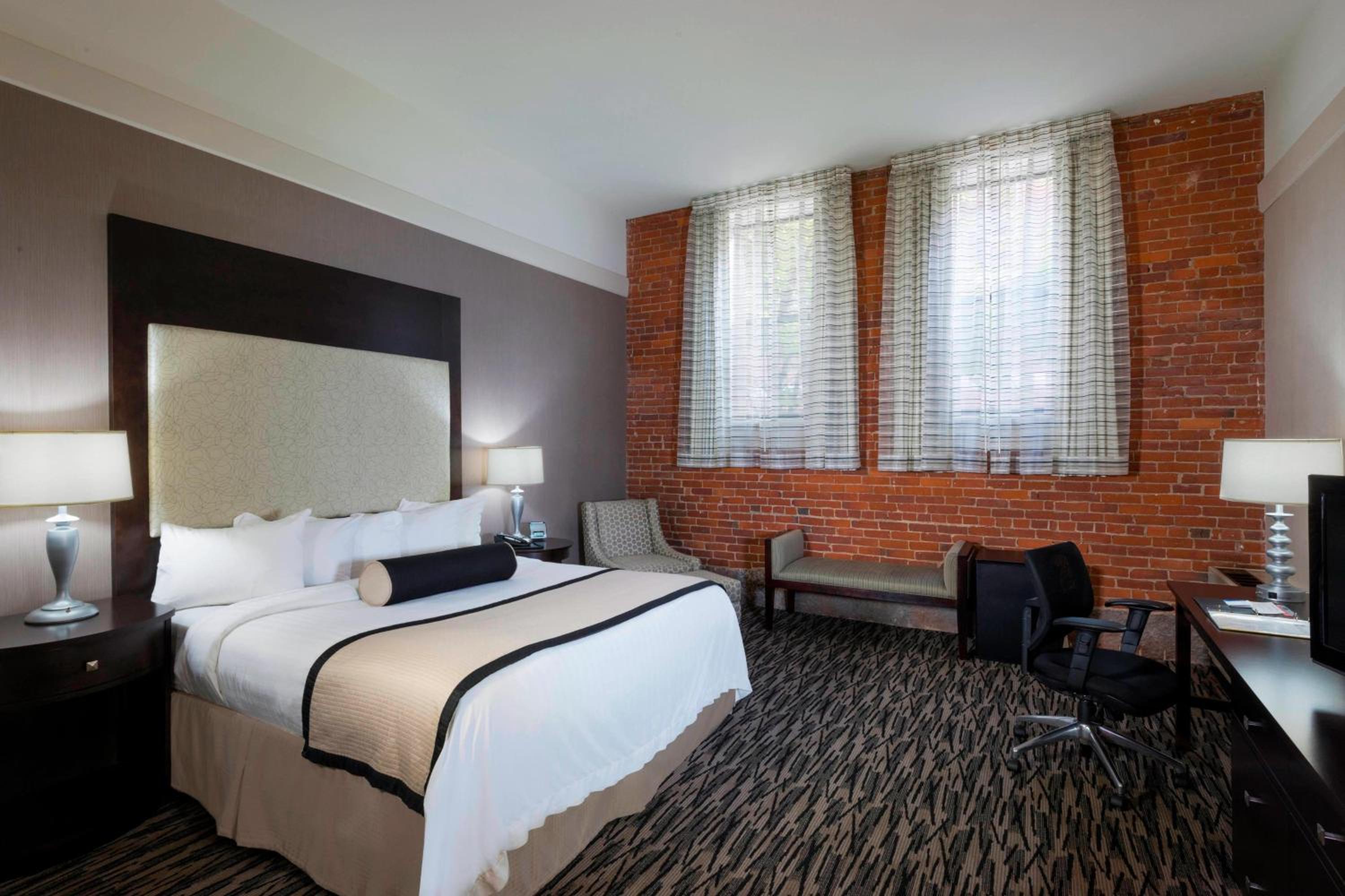 King Room with Sofa Bed - Photo 2