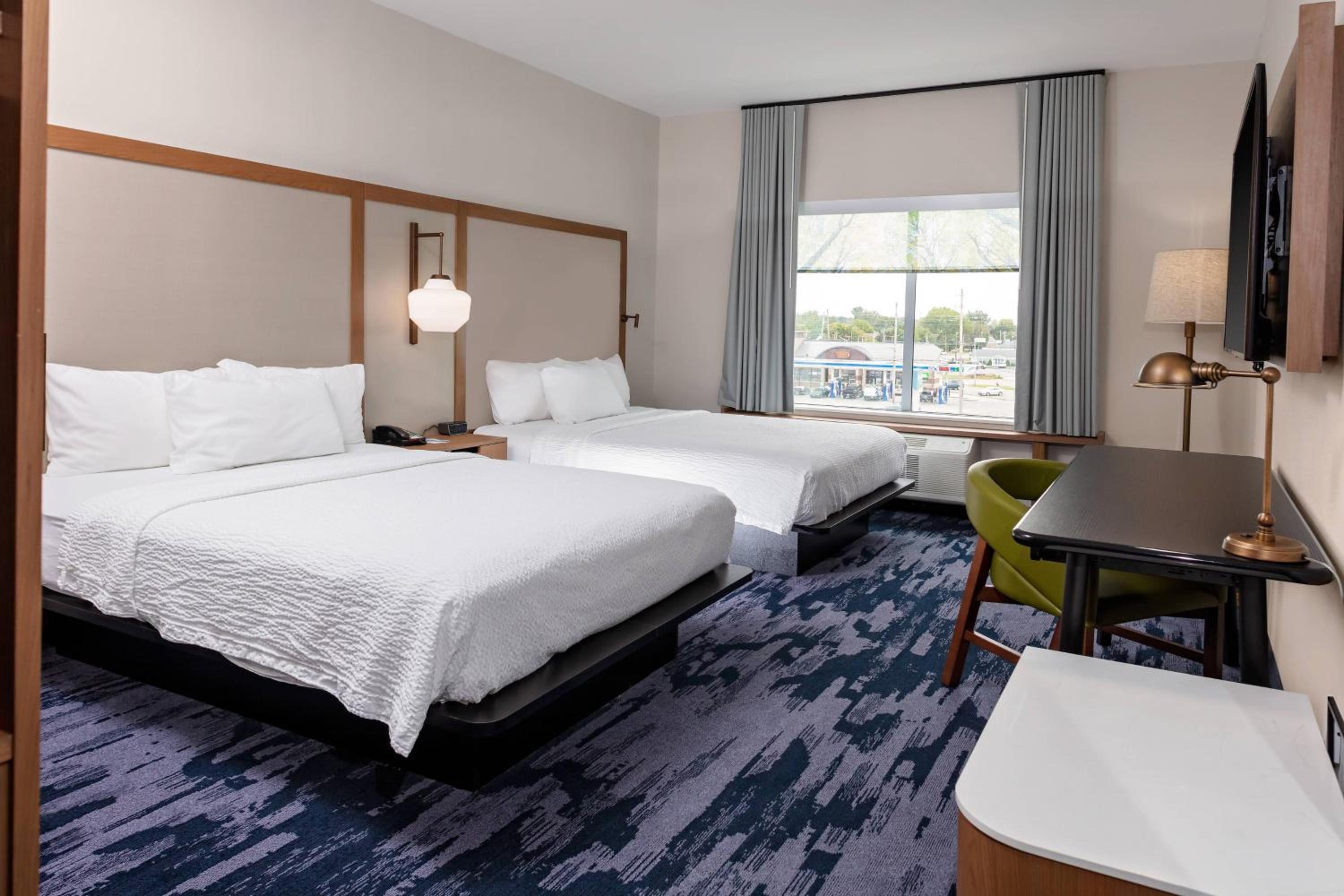 Queen Room with Two Queen Beds and Lake View - Photo 1