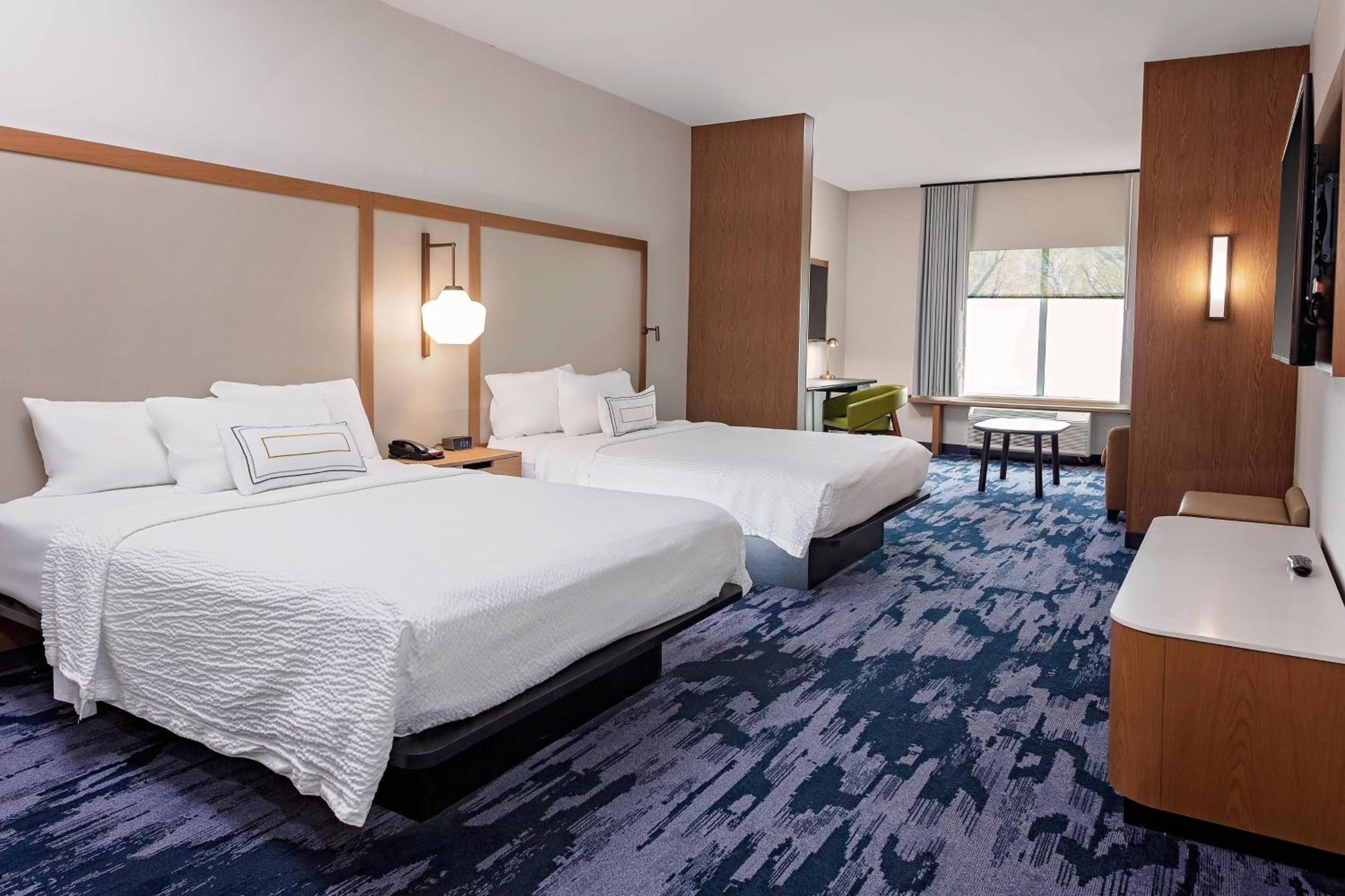 One-Bedroom Queen Suite with Two Queen Beds, Lake View and Sofa Bed - Photo 3