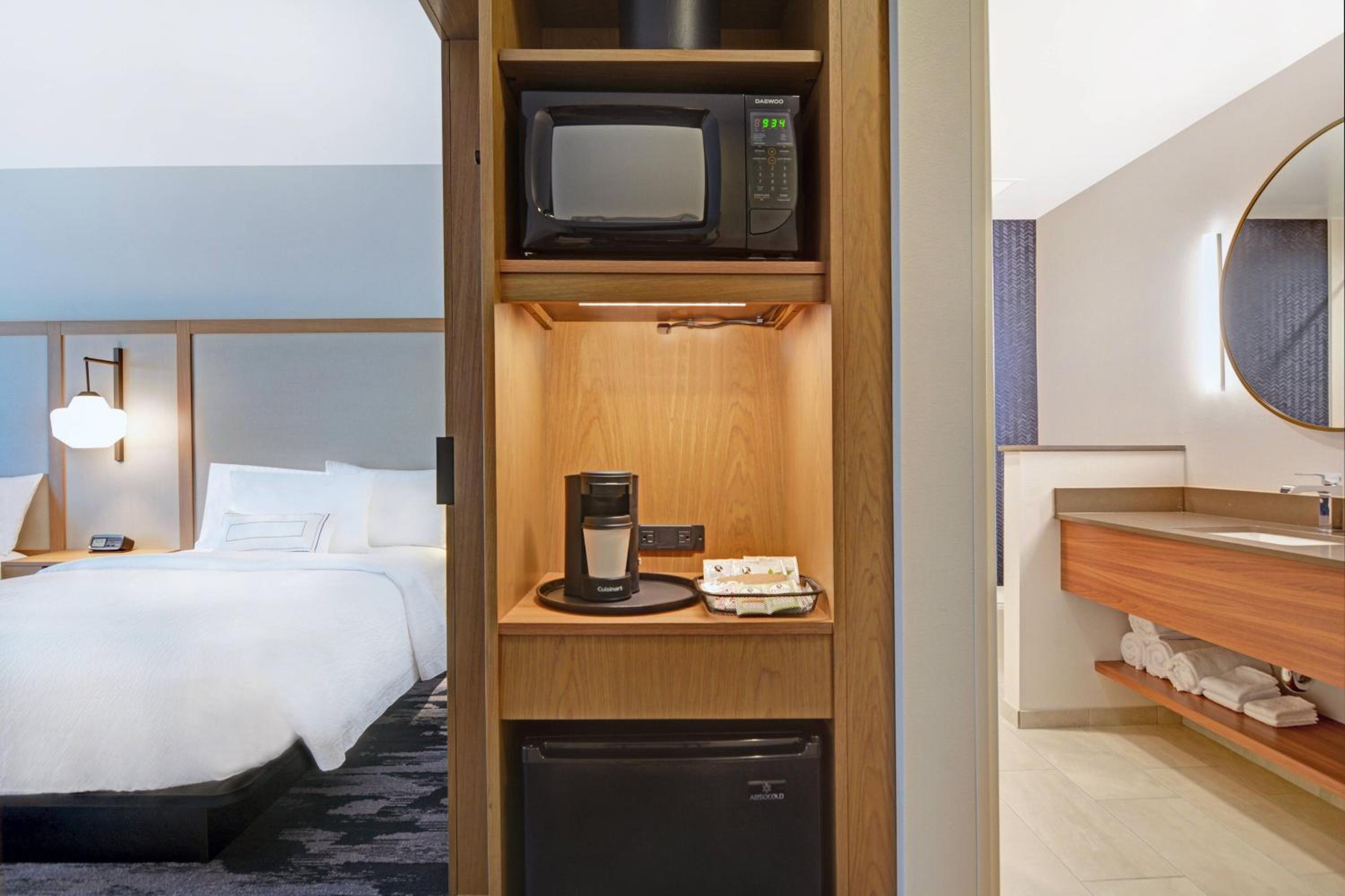 Queen Room with Two Queen Beds and Adapted Tub - Mobility Accessible - Photo 3