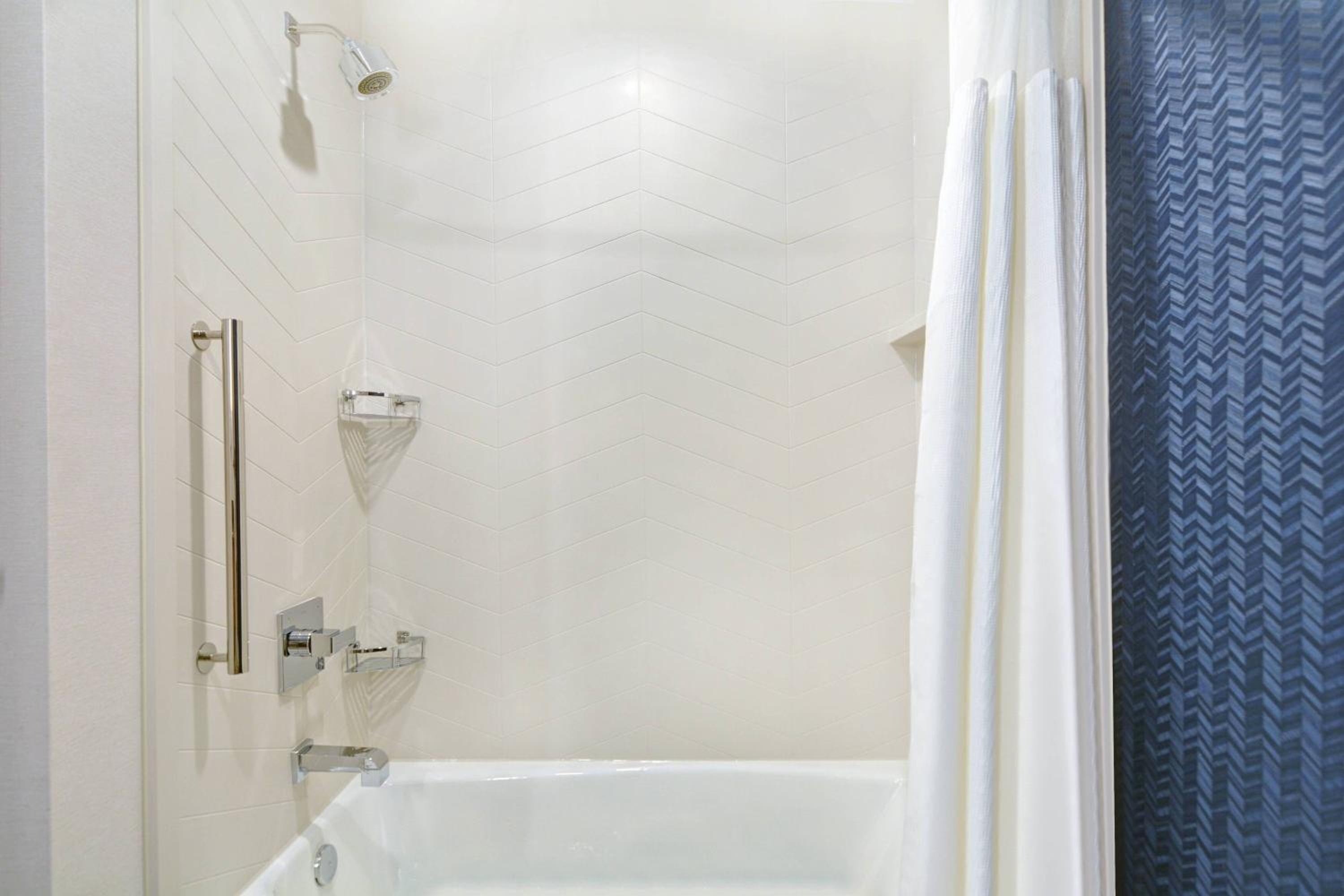 Queen Room with Two Queen Beds and Adapted Tub - Mobility Accessible - Photo 5