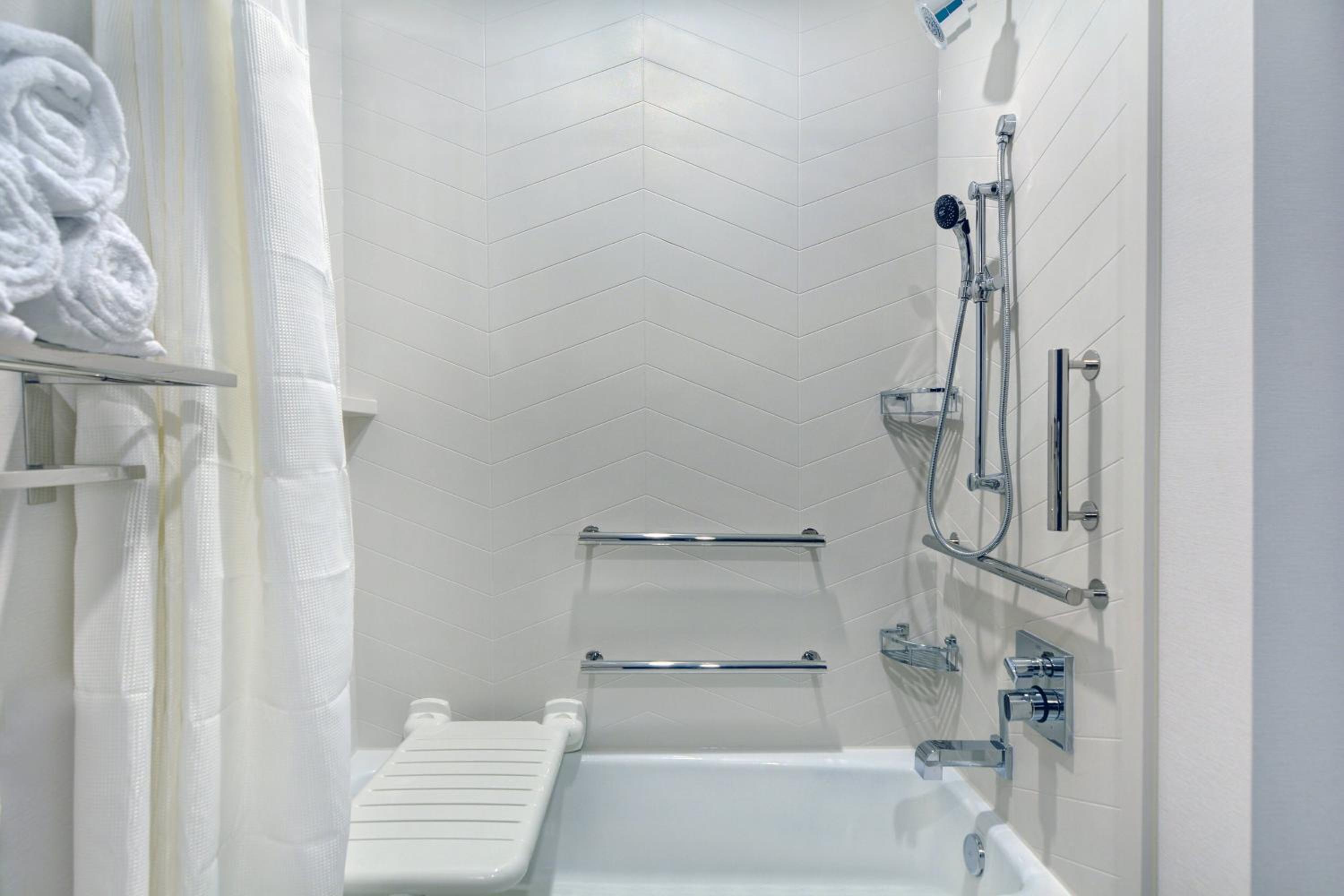 Queen Room with Two Queen Beds and Adapted Tub - Mobility Accessible - Photo 6