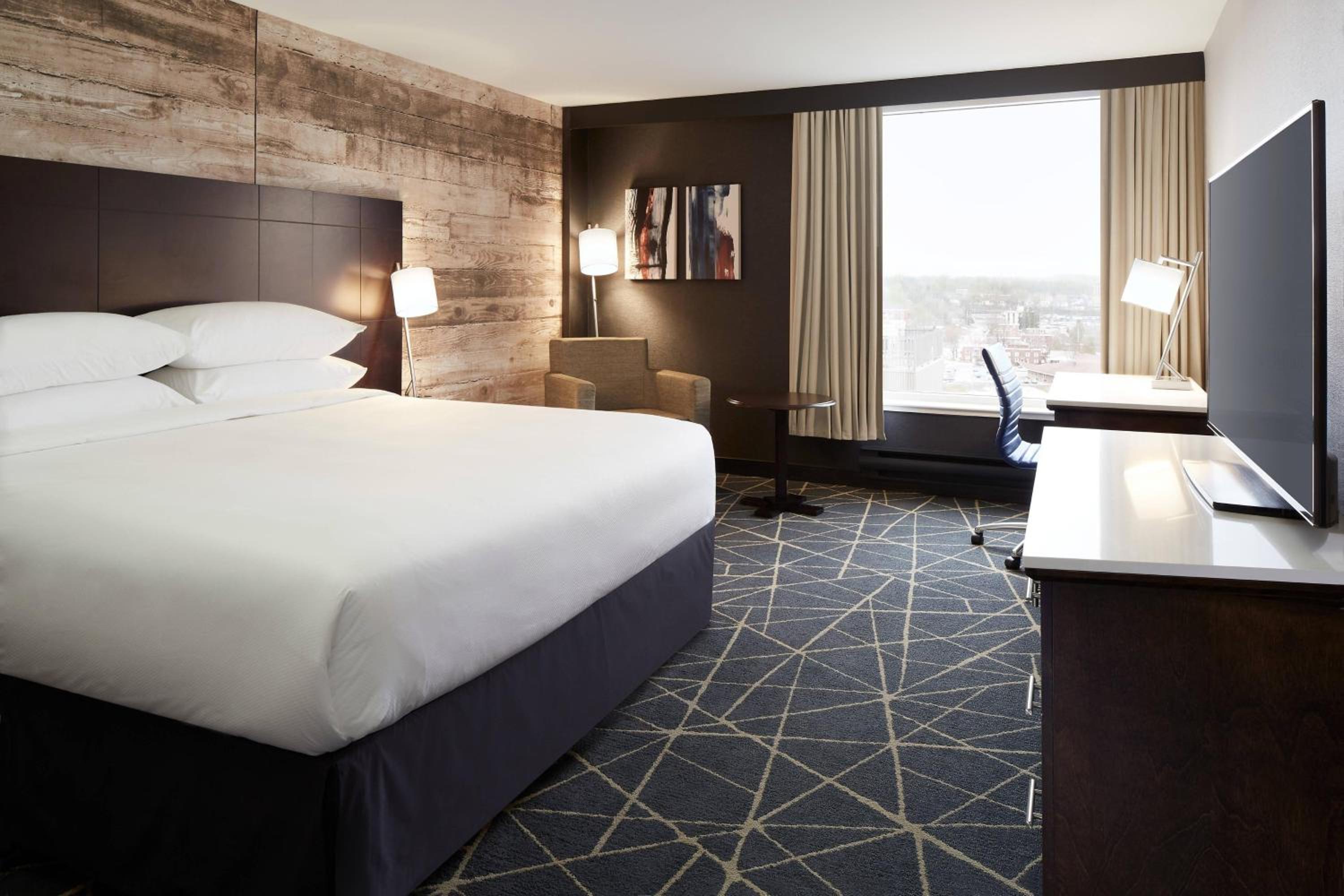 Deluxe Queen Room with Two Queen Beds - Photo 4