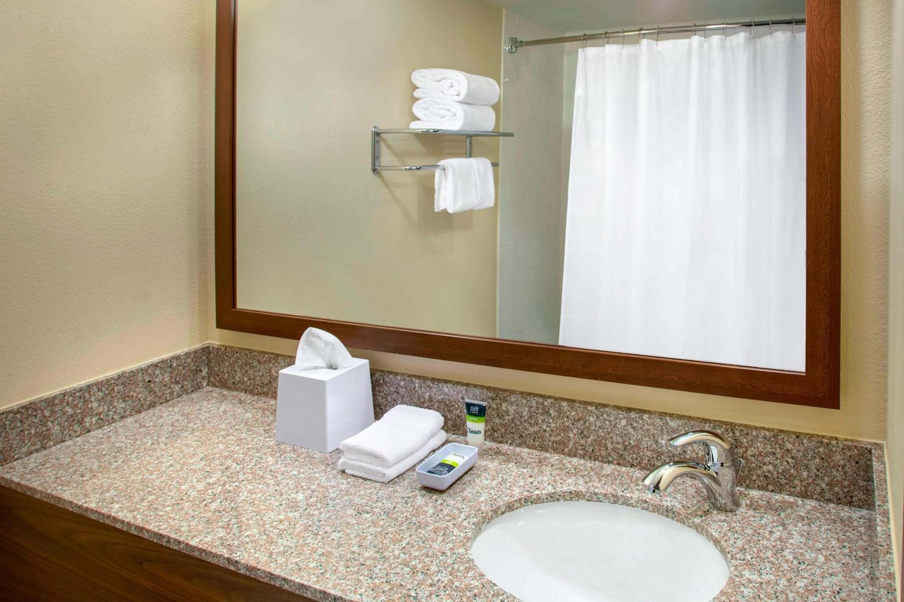 King Room with Adapted Tub - Mobility Accessible - Photo 2