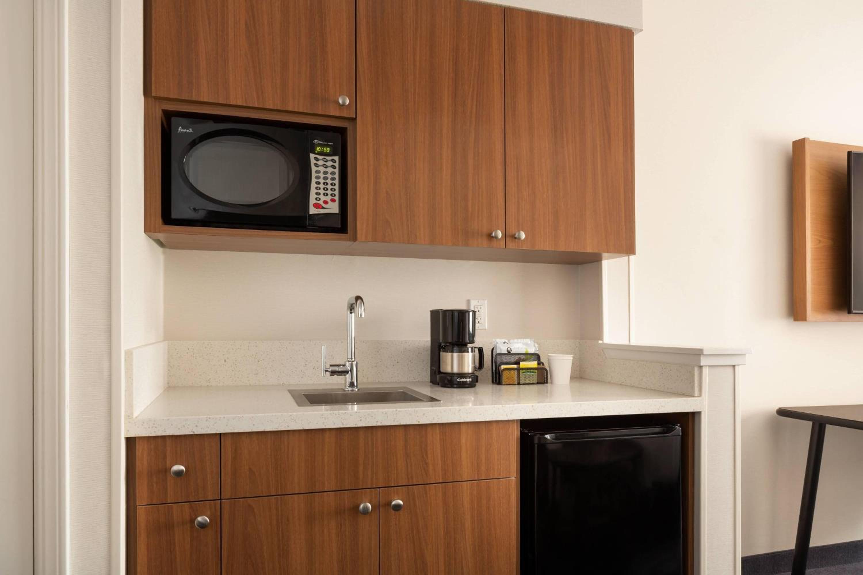 Executive King Studio Room with Sofa Bed and Roll-In Shower - Mobility Accessible - Photo 3