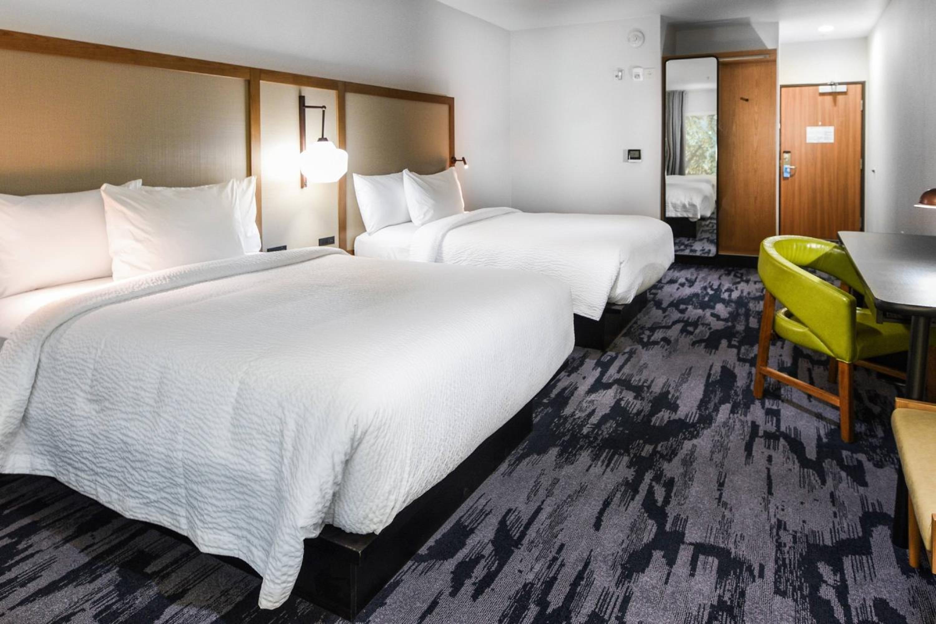 Queen Room with Two Queen Beds and Adapted Tub - Mobility Accessible photo 1