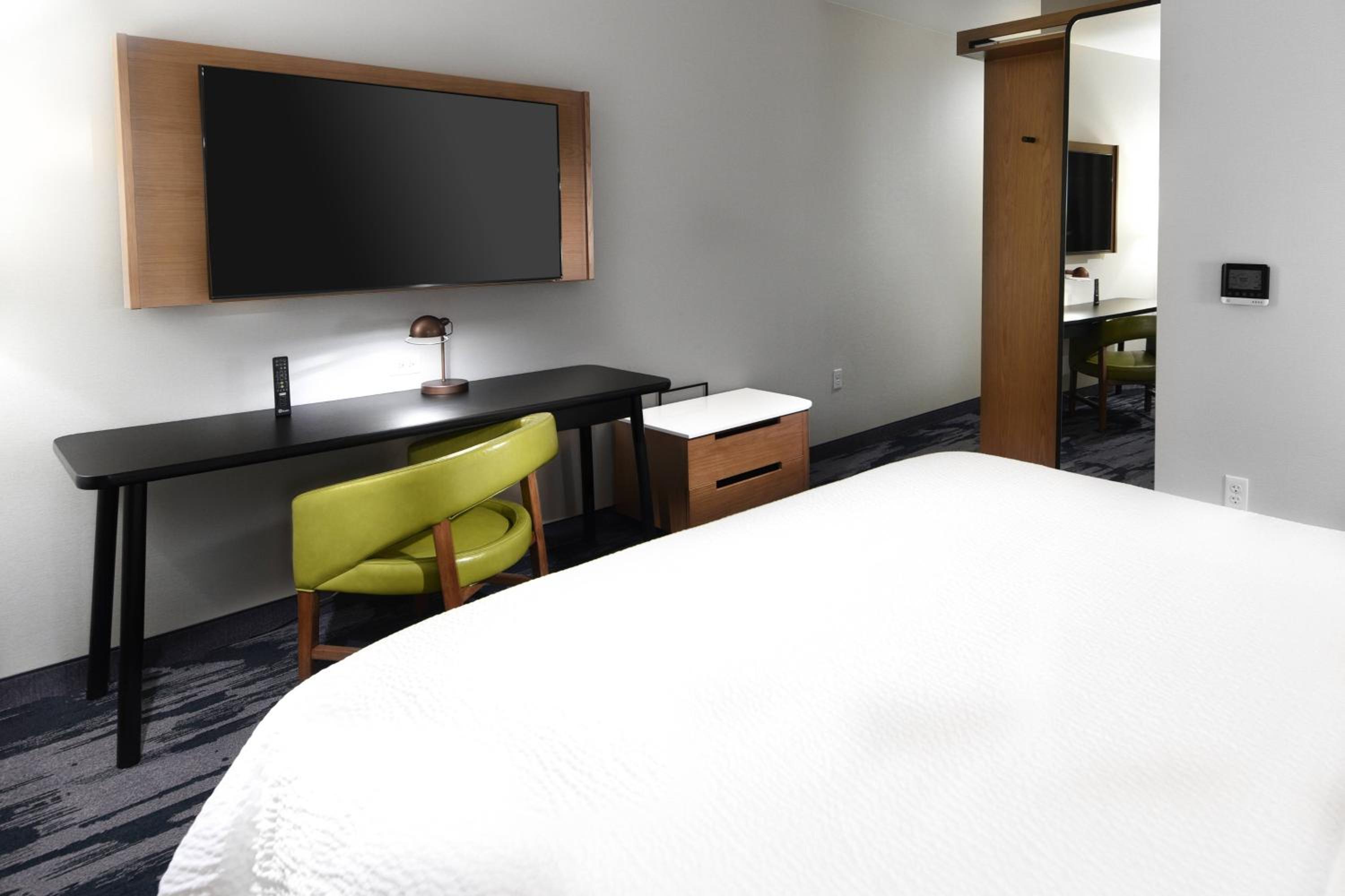 King Room with Roll-in Shower - Mobility Accessible photo 2