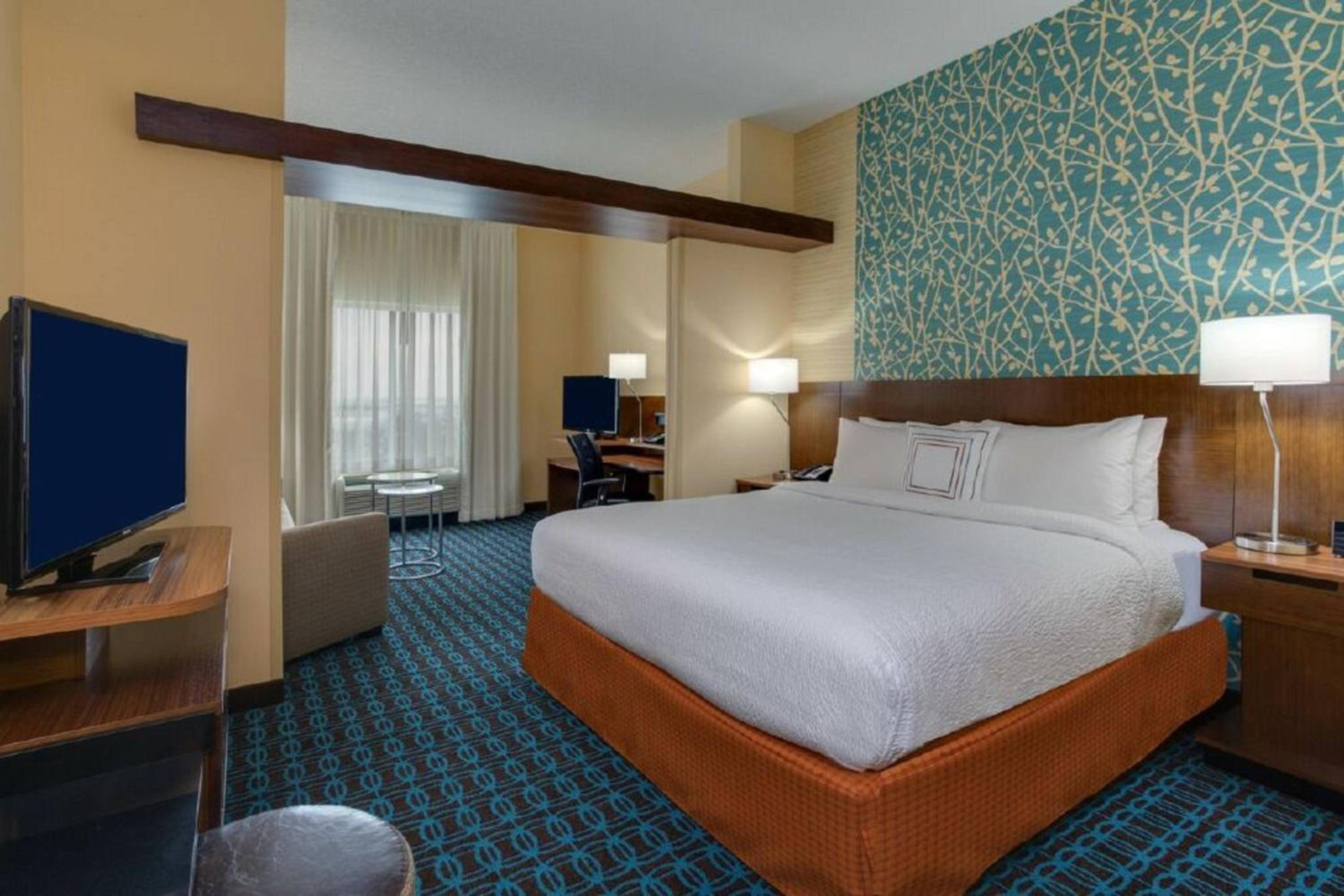 King Suite with Bathtub and Sofa Bed - Mobility Access