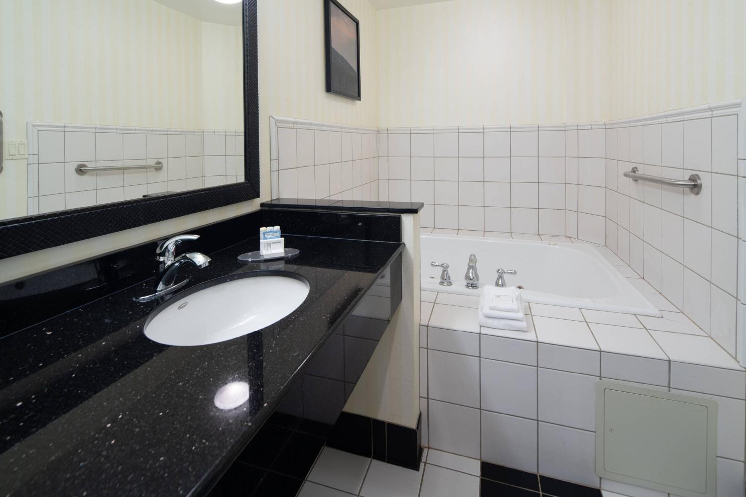 1 Bedroom Suite, 1 King, Whirlpool - Photo 1