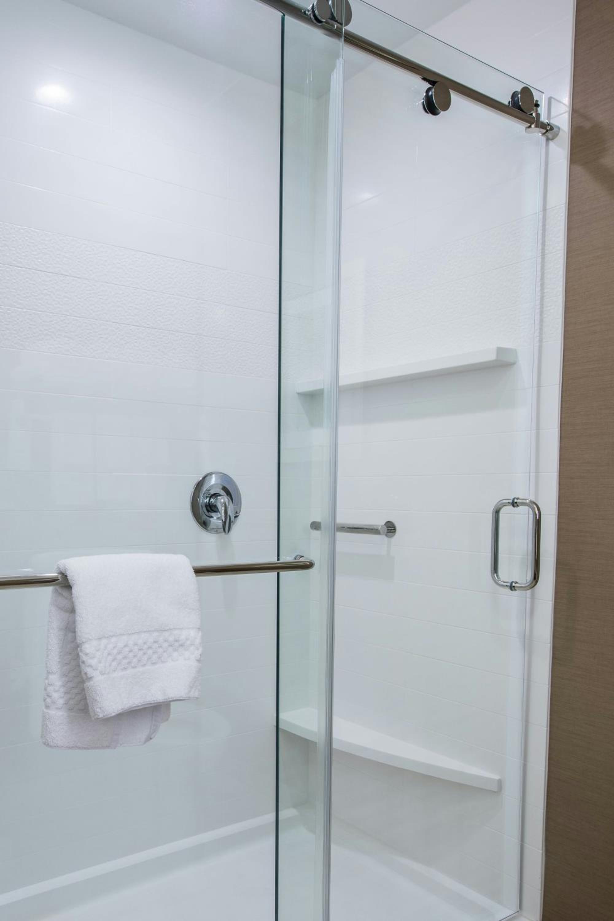 King Room with Bathtub - Mobility Access photo 3