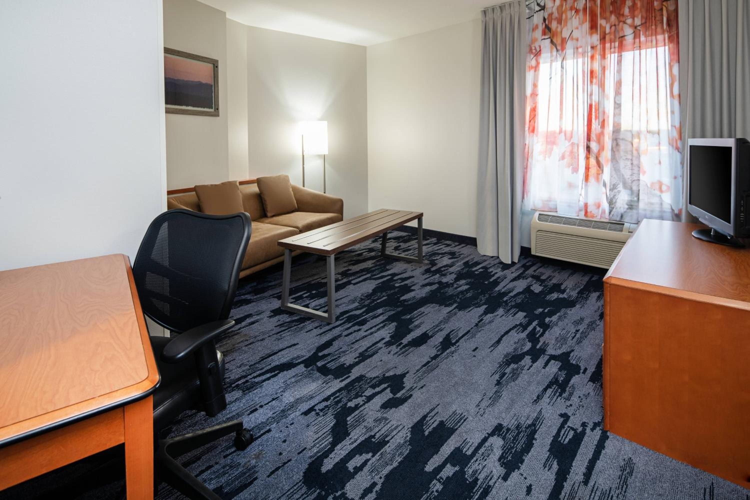 2 Bedroom Suite, Bedroom 1: 1 King, Bedroom 2: 2 Queen (Mobility &amp; Hearing Accessible w/ Tub) - Photo 2